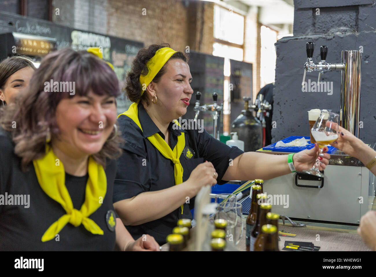 Kiew, Ukraine - Mai 18, 2019: Frauen Barkeeper arbeiten an Pivarium Handwerk Brauerei stand auf Kiew Beer Festival Vol.4 in der Kunst Zavod Platforma. Mehr als 60 Stockfoto