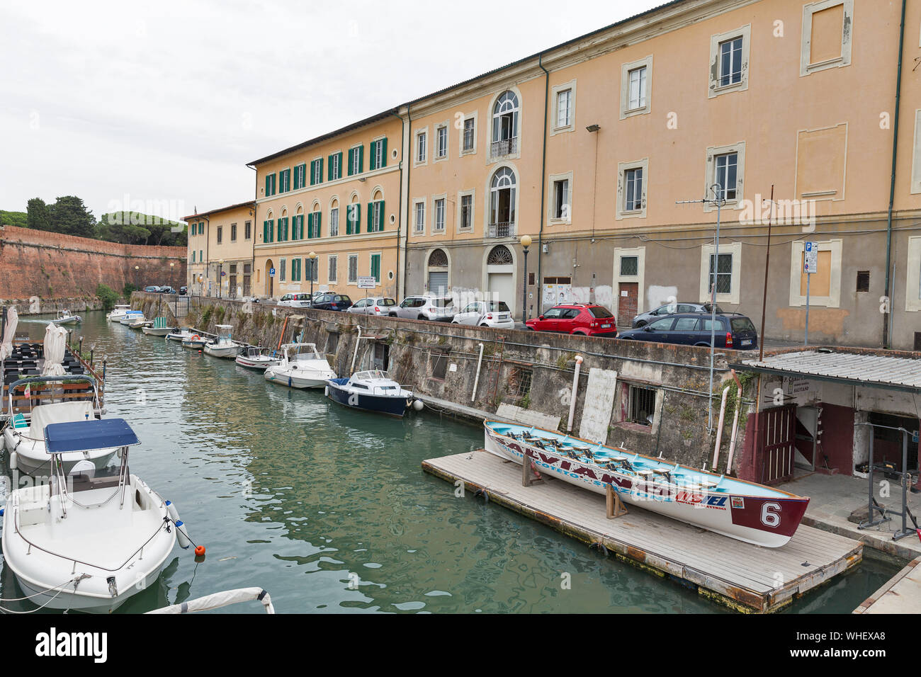 LIVORNO, Italien - 11 Juli, 2019: Stadtbild mit Booten vor Neue Festung in der Venezia Nuova Bezirk vertäut. Livorno ist eine Stadt an der Ligurischen Stockfoto