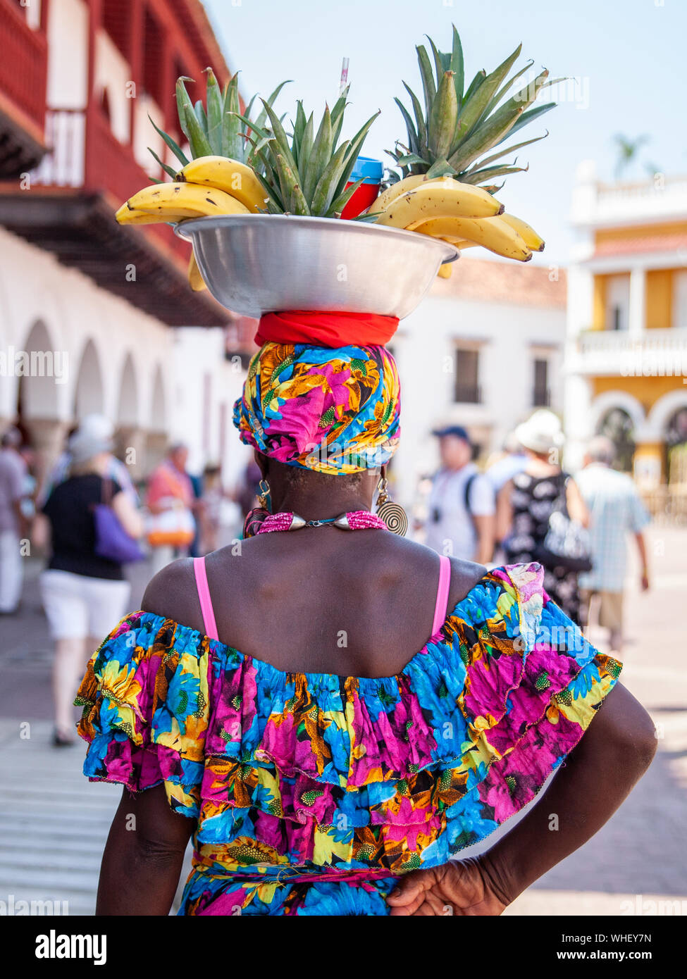 Eine palenquera, Verkauf von Obst in der Straße von Cartagena, Kolumbien Stockfoto