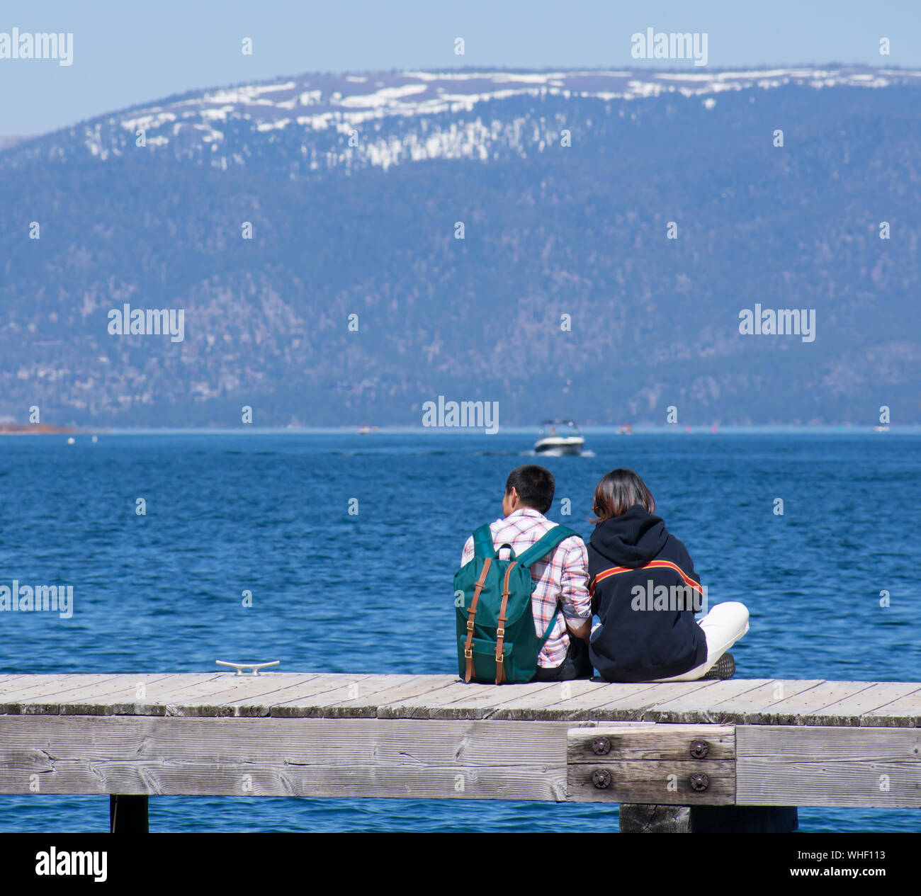 Paar von Lake Tahoe Dock heraus auf dem Wasser suchen Stockfoto
