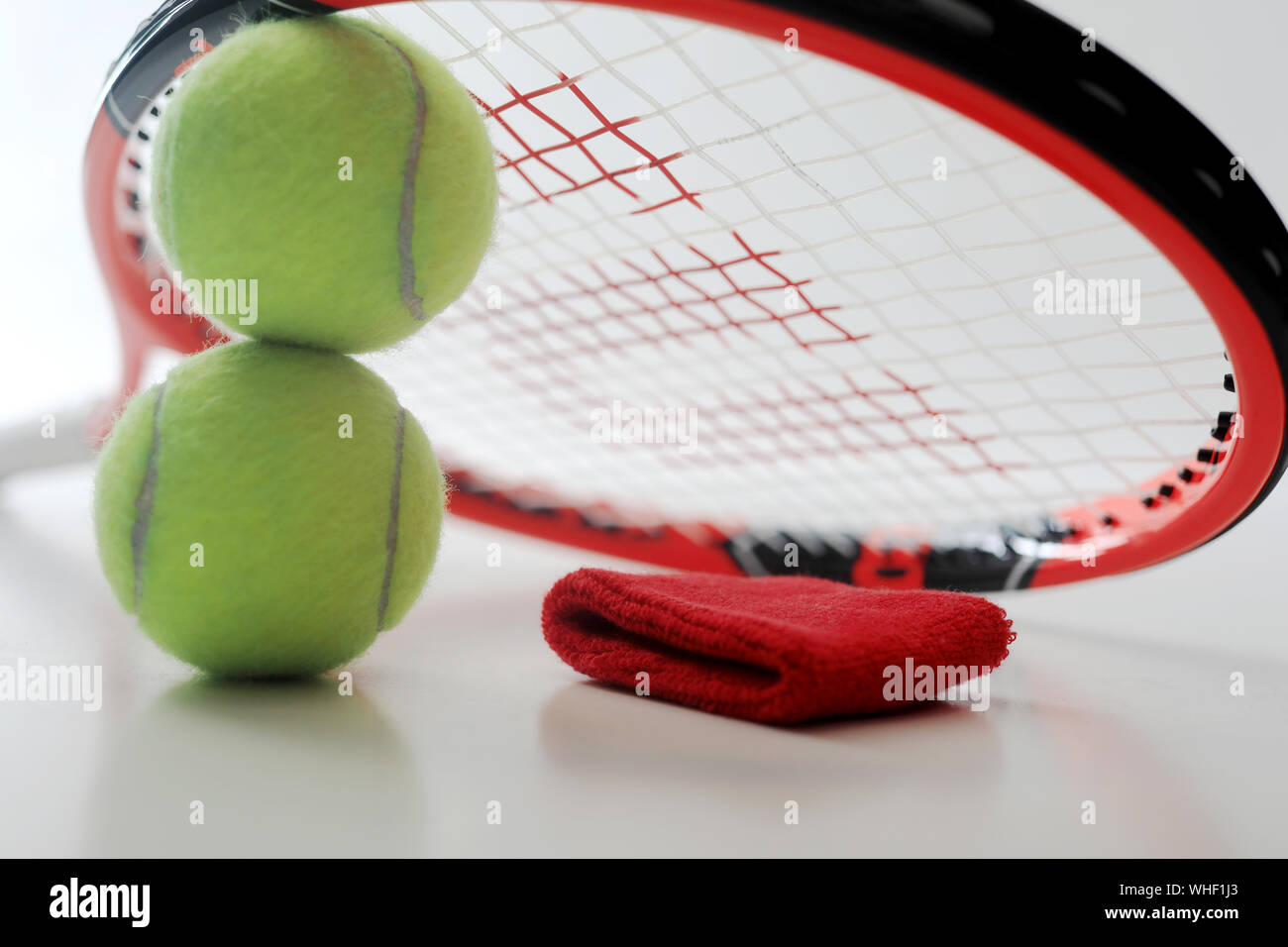 In der Nähe von Tennis Ball und Schläger mit Armband auf weißem Hintergrund Stockfoto