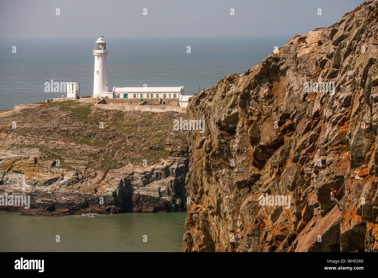 Die South Stack Leuchtturm ist auf dem Gipfel eines kleinen Insel aus dem Norden gebaut - die Westküste von Holy Island, Anglesey, Wales. Es wurde 1809 gebaut Stockfoto