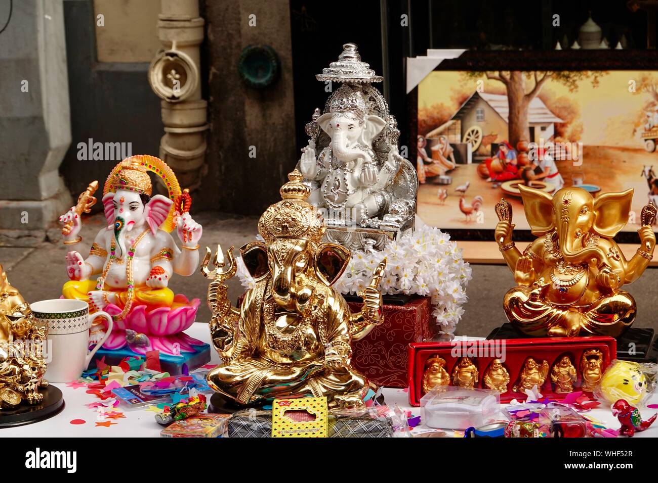 Anzeige von Ganesh Chaturthi Statuen, der Elefant Gottheit, Ganesha, der Gott des Neuanfangs, Paris 18. arrondissement, Frankreich. Stockfoto