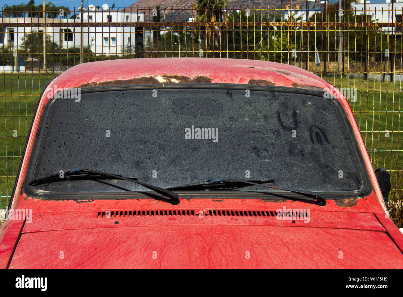 Gefrorene Auto im Winter Schnee bedeckte, Ansicht frontscheibe  Windschutzscheibe und Motorhaube auf verschneiten Hintergrund  Stockfotografie - Alamy