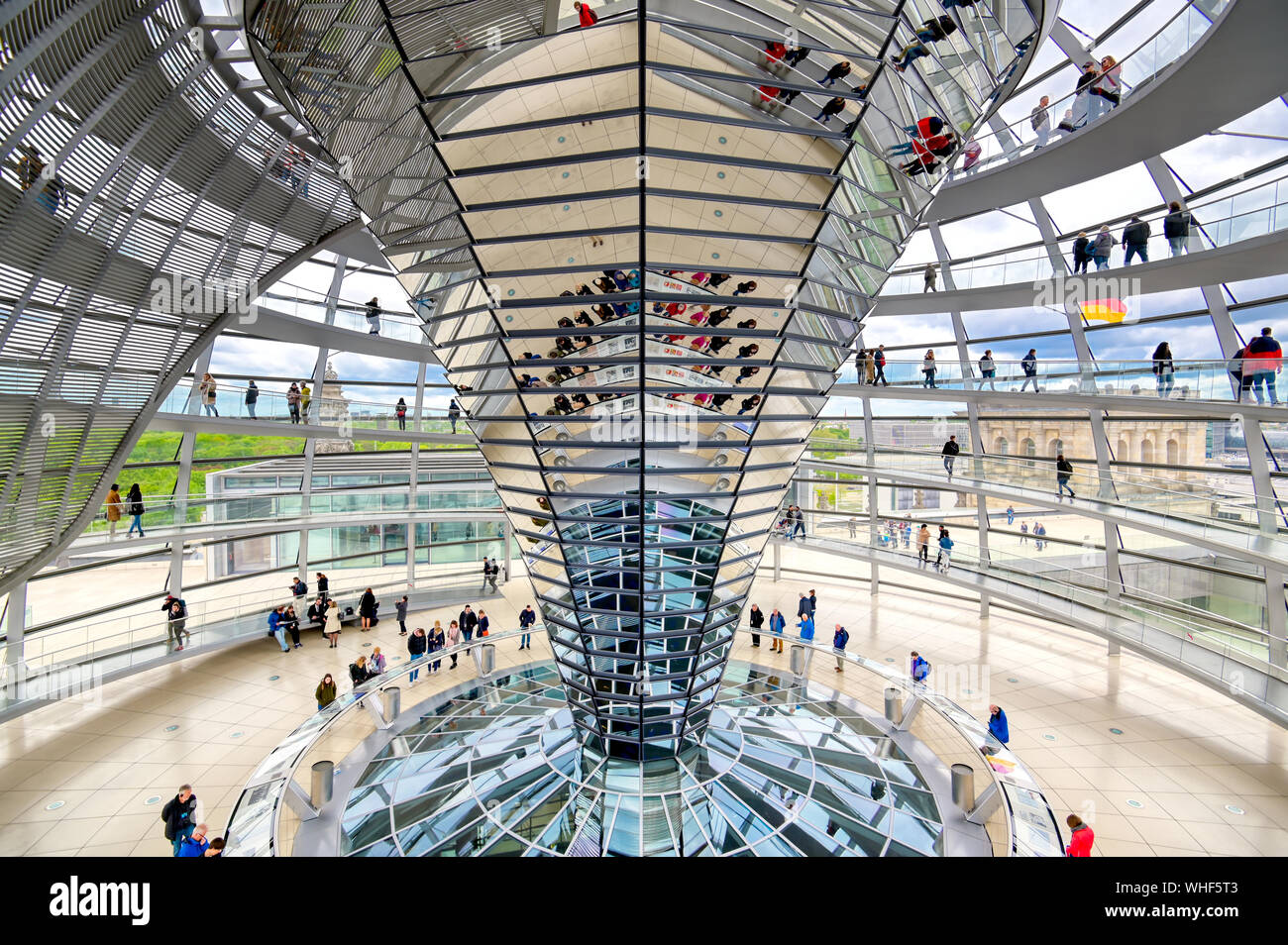 Berlin, Deutschland - 4. Mai 2019 - Das Innere der gläsernen Kuppel des umgebauten Reichstag in Berlin, Deutschland. Stockfoto