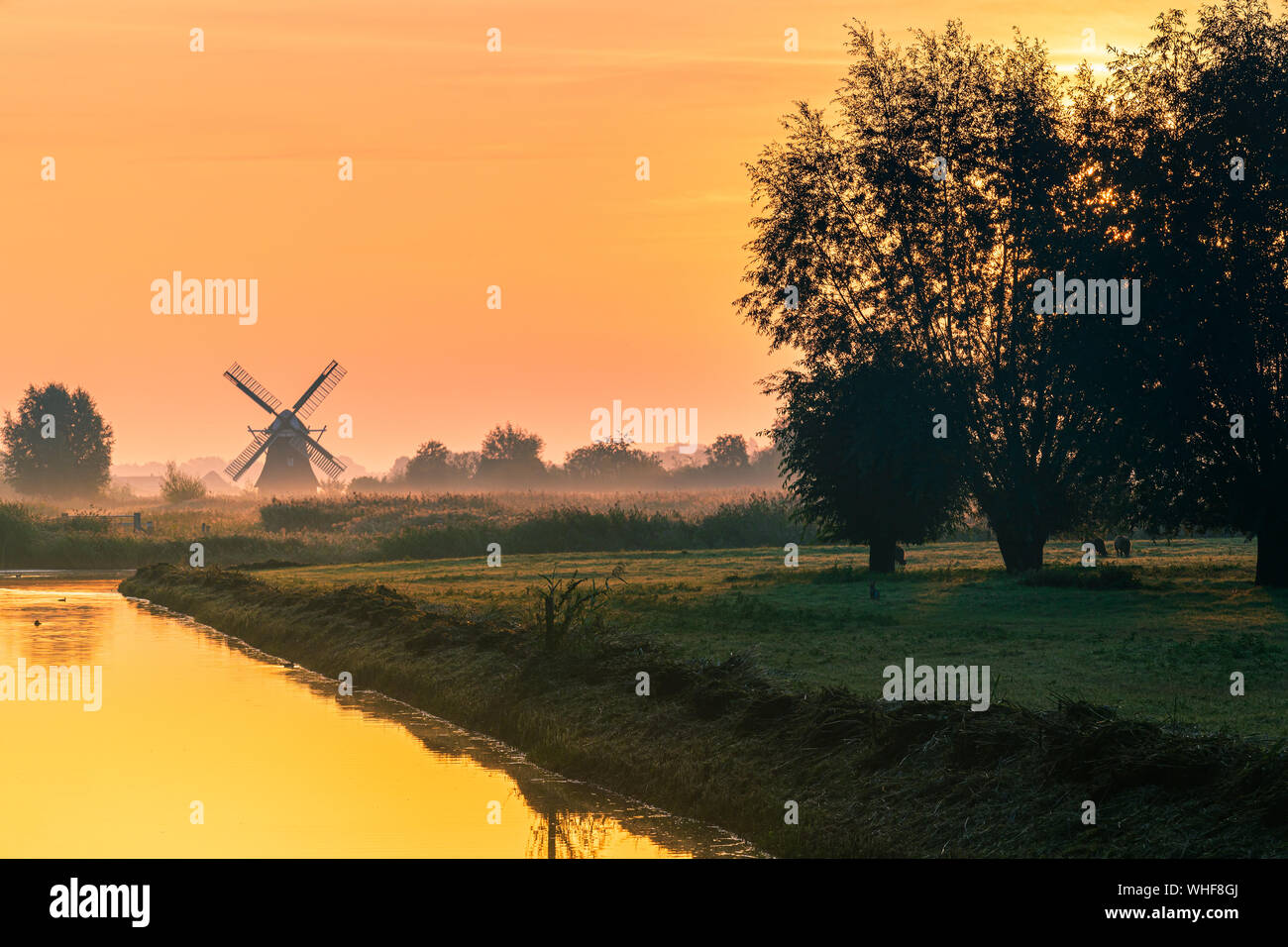 Sonnenaufgang am Noordermolen (Nördliche Mühle), in Noorddijk in der Provinz Groningen, Niederlande Stockfoto