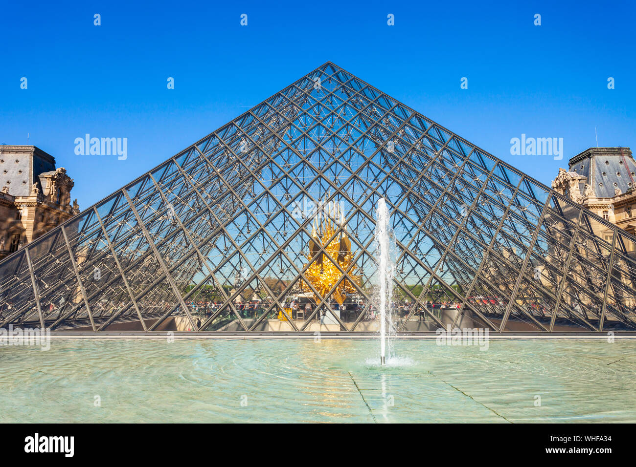 PARIS, Frankreich, 12. SEPTEMBER 2018: Museum des Louvre Pyramide in der Mitte von Paris, Frankreich Stockfoto