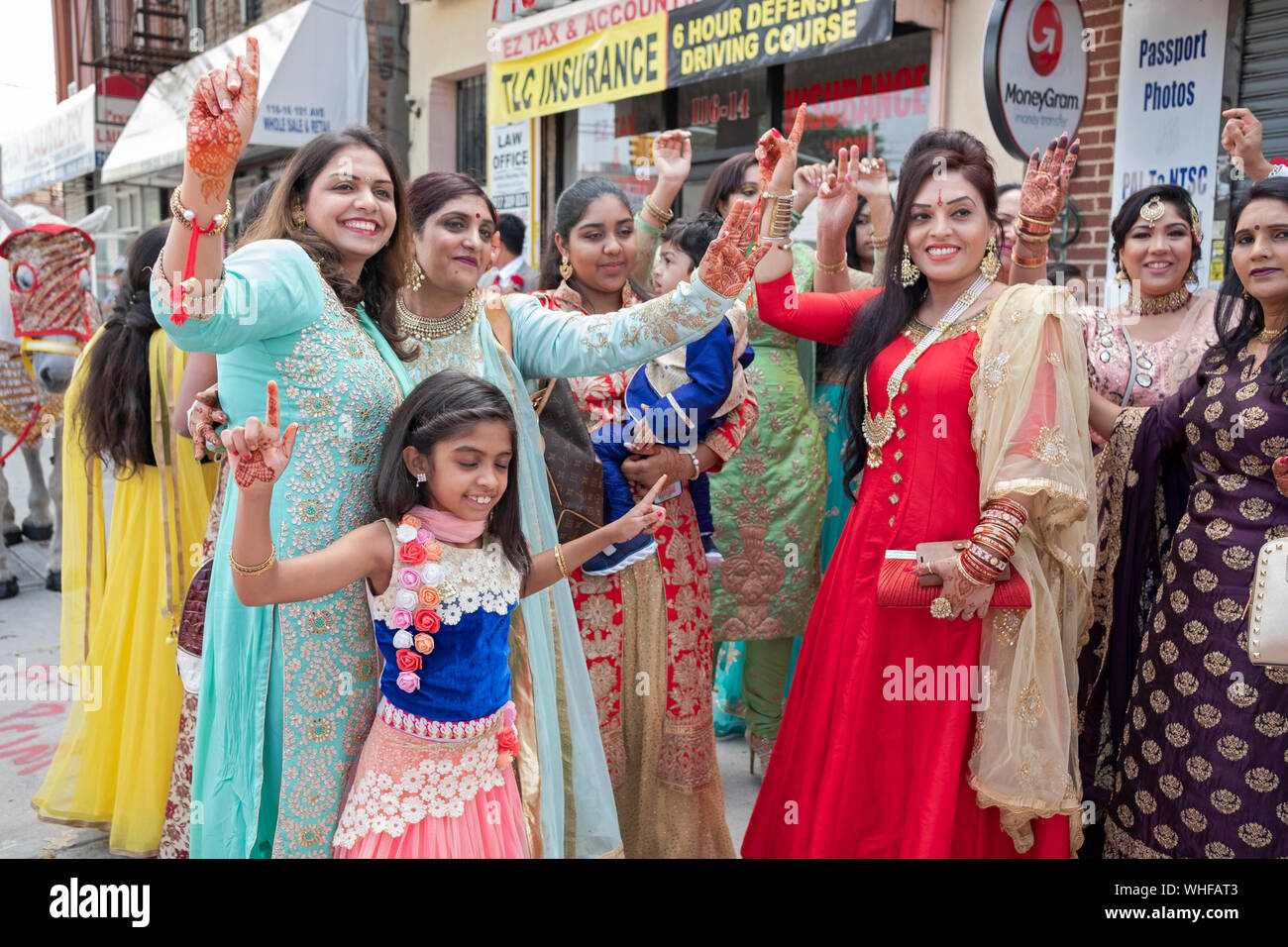 Eine Gruppe von Sikh Frauen aller Altersgruppen feiern vor einer Hochzeit & vor, die den Bräutigam in den Tempel. In Queens, New York. Stockfoto