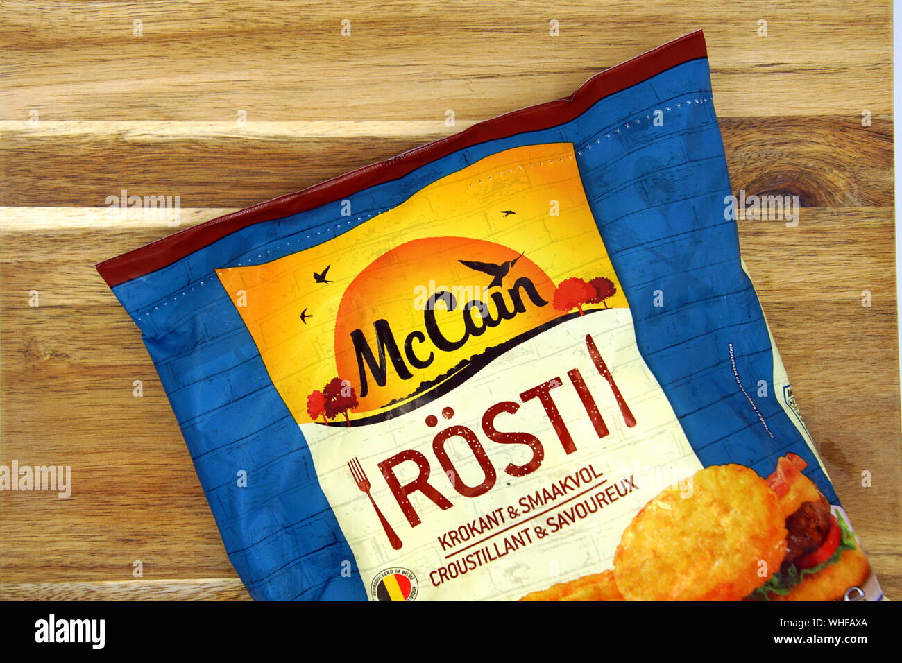 Amsterdam, Niederlande - 16 Juli, 2019: Paket von McCain Rösti's gegen einen hölzernen Hintergrund. Stockfoto