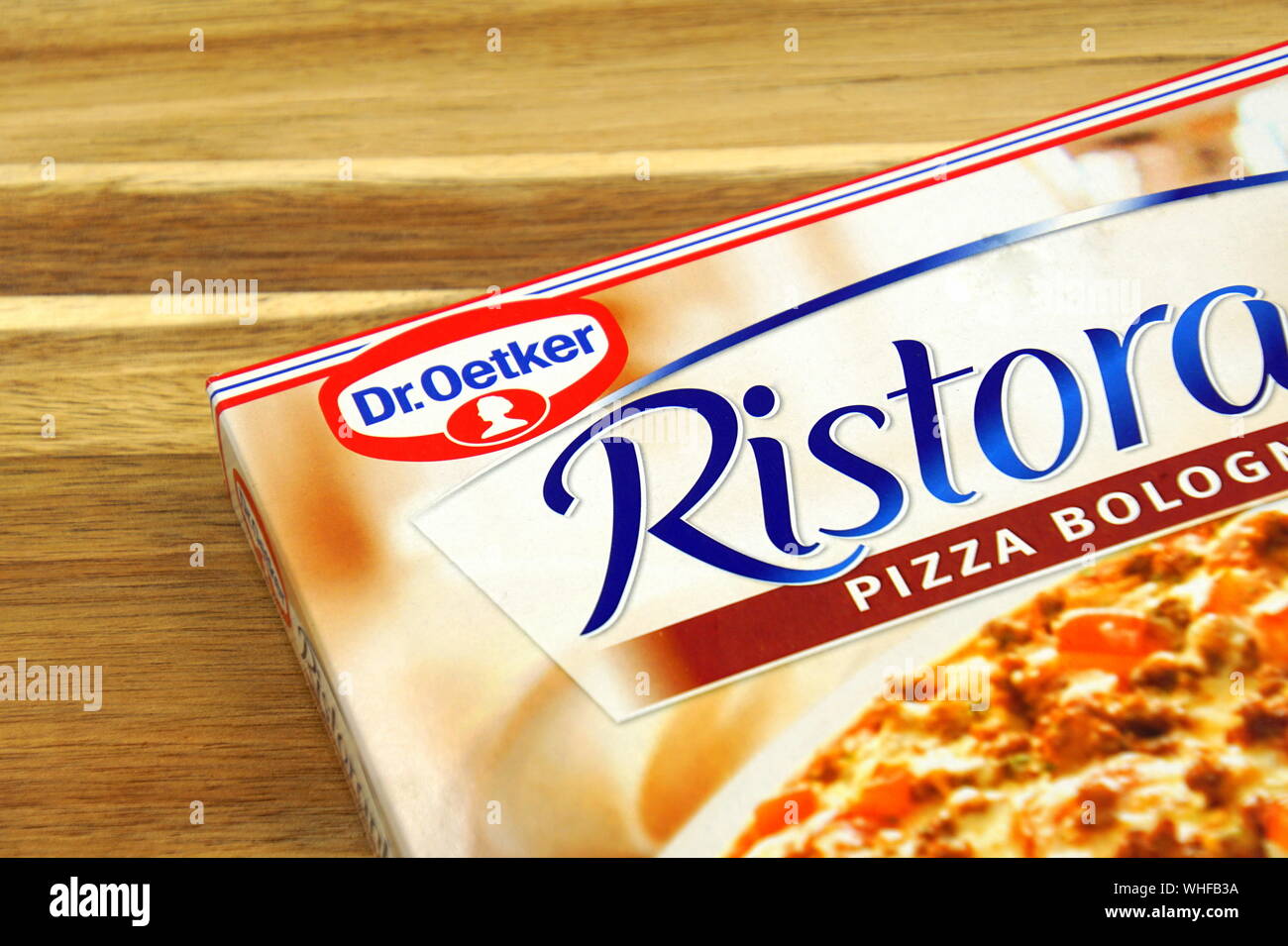 Amsterdam, Niederlande - 12 Juli, 2019: Dr. Oetker Ristorante Pizza Bolagnese Box gegen eine Holz- Hintergrund. Stockfoto