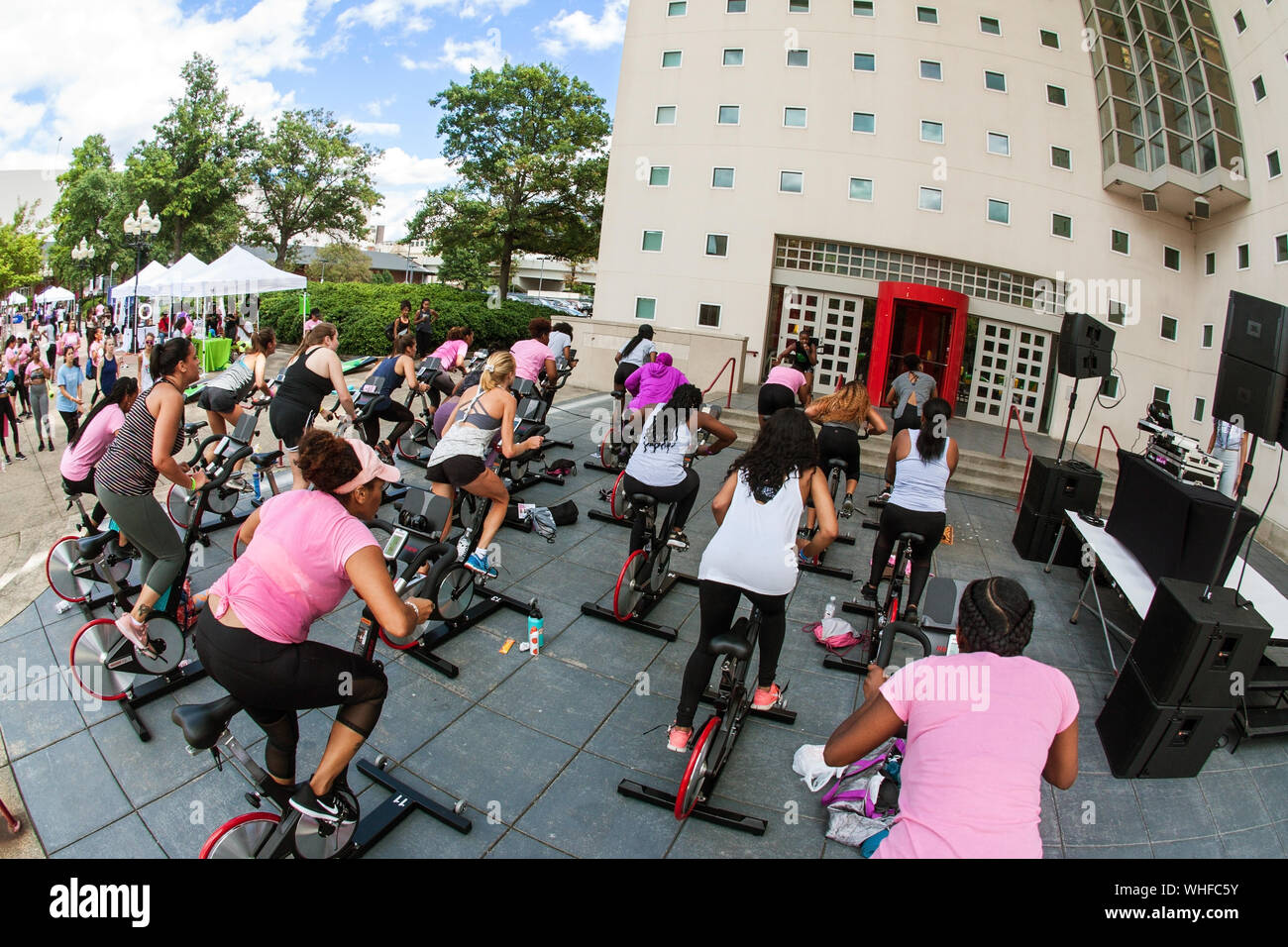 Einige Frauen nehmen an einem Outdoor spin Klasse an der hübschen Mädchen Schweiß Fest am 15 September, 2018 in Atlanta, GA. Stockfoto