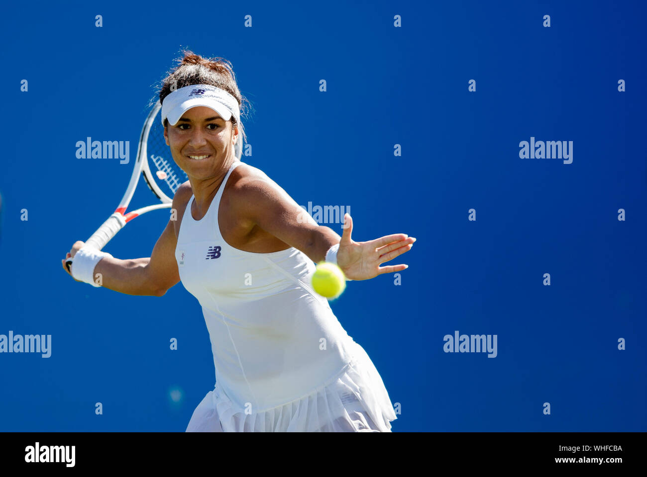 Heather Watson von Großbritannien spielen einhändig Vorhand gegen Dominika Cibulkova der Slowakei bei Aegon International 2017 - Eastbourne - Englan Stockfoto