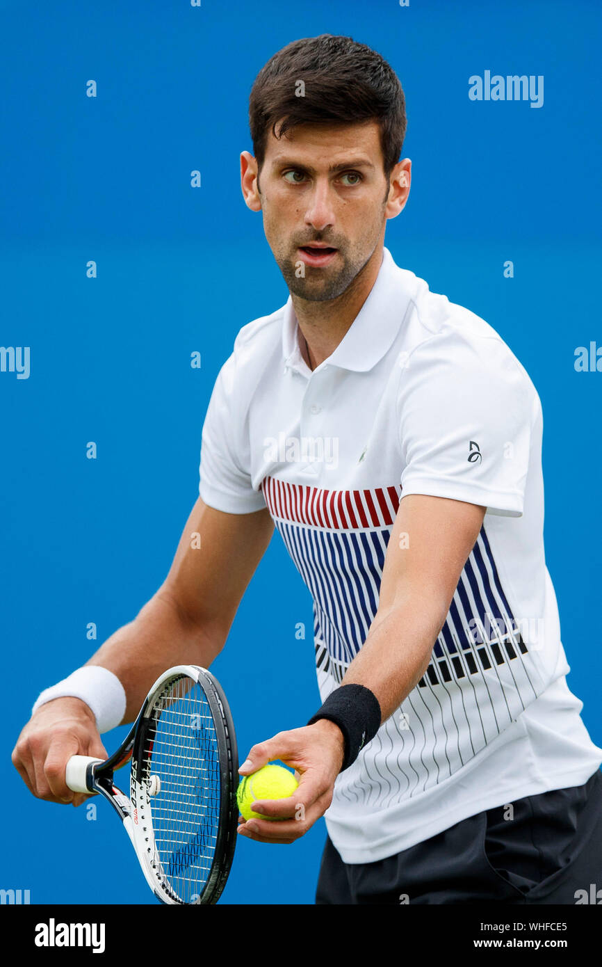 Aegon International 2017 - Eastbourne - England - Viertelfinale. Novak Djokovic aus Serbien in Aktion gegen Donald Young der USA dienen. Donnerstag, 29. Stockfoto