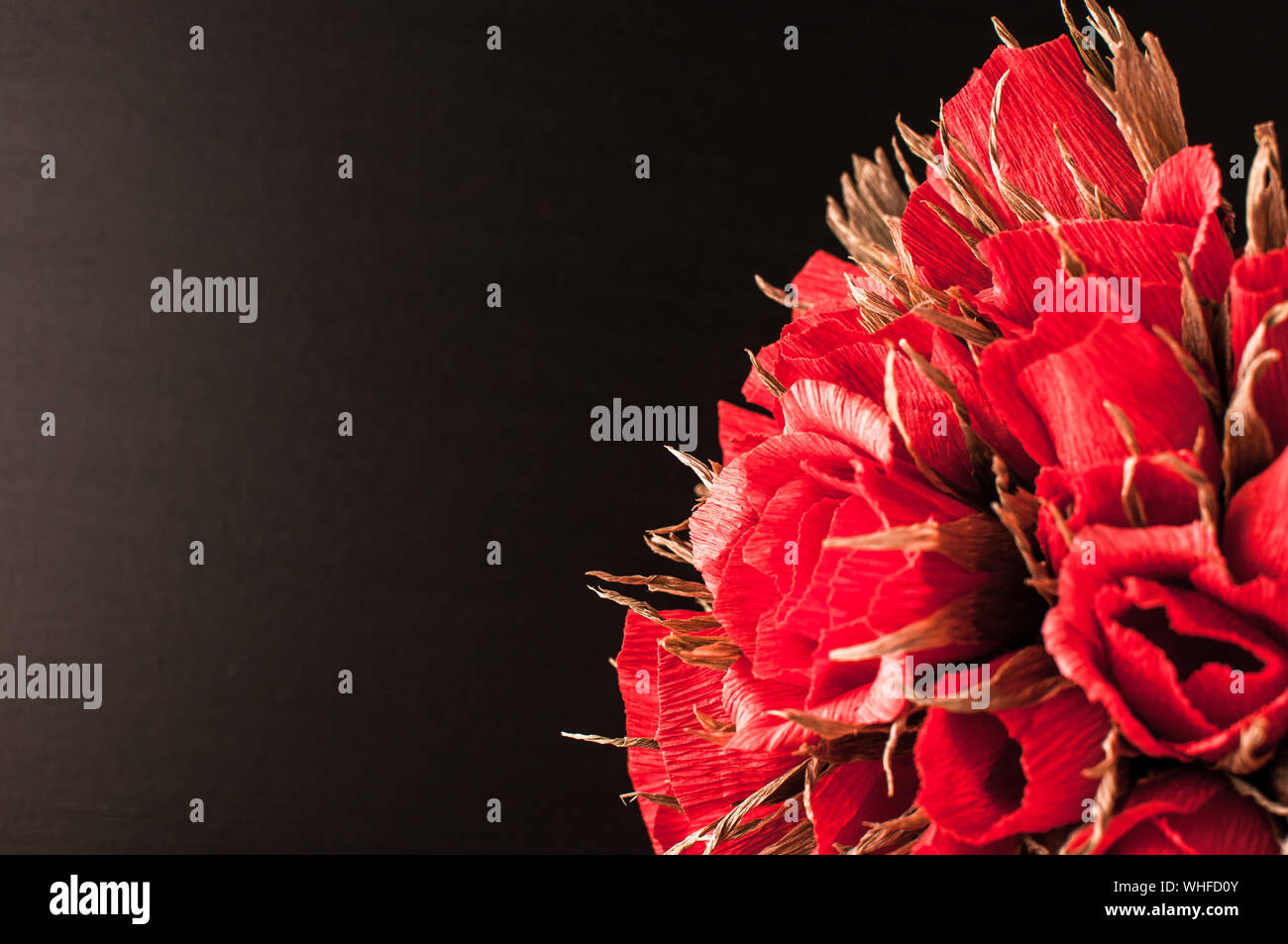 Zurück zu Schule, das Konzept der Erziehung. Tag des Wissens. einen Strauß Rosen vor dem Hintergrund eines schwarzen School Board. Bildung Konzept. Kopieren Sie sp Stockfoto