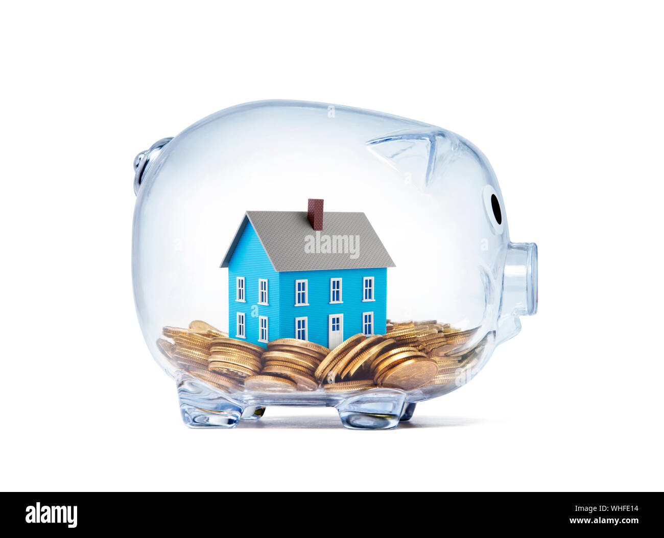 Blaues Haus auf Geld innen transparent Sparschwein mit Freistellungspfad Stockfoto