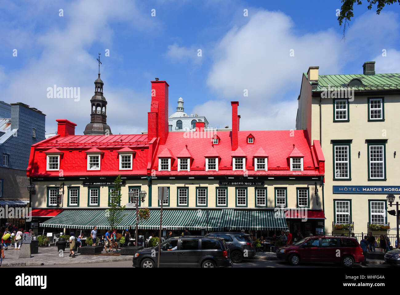 Quebec City, Kanada - April, 12, 2019: Historische Gebäude, dass im Jahre 1740 das Gehäuse für die französische Regelung in das Neue Frankreich stationiert wurde. Es Keine Stockfoto Quebec City, Kanada - April, 12, 2019: Historische Gebäude, dass im Jahre 1740 das Gehäuse für die französische Regelung in das Neue Frankreich stationiert wurde. Es Keine Stockfoto