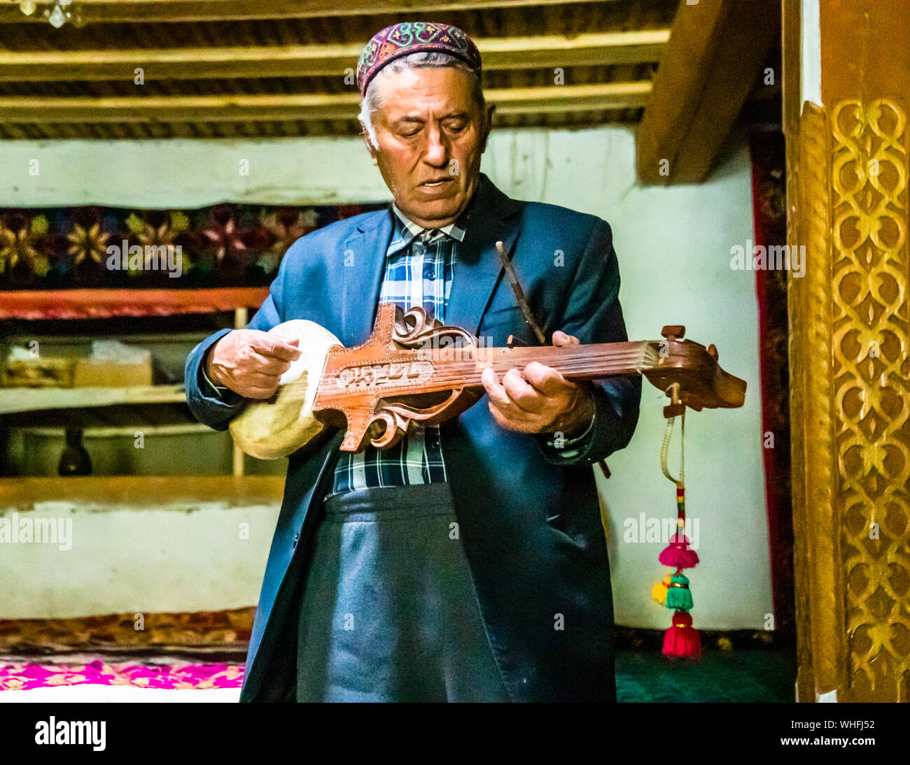 Wakhan Corridor Museum: Musik auf Streichinstrument in Tadschikistan Stockfoto