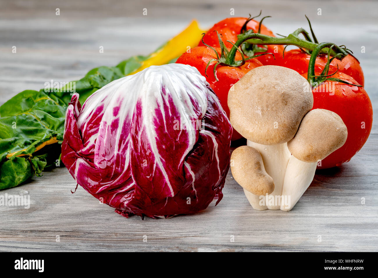 Alte Tabelle mit einer Auswahl an Gemüse frisch und bereit zu essen Stockfoto