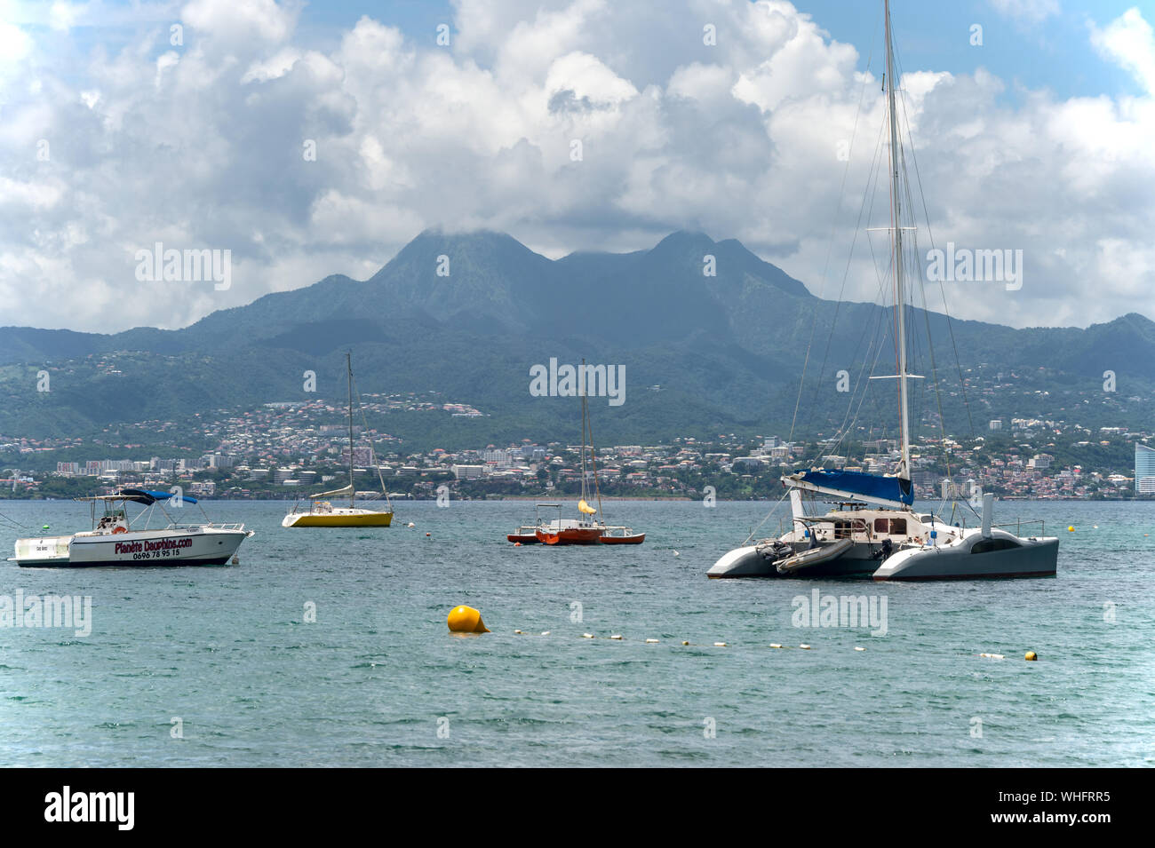 Anse-à-l'âne, Martinique, FR - 20. August 2019: Blick auf die Gipfel des Montagne Pelée Vulkan. Stockfoto