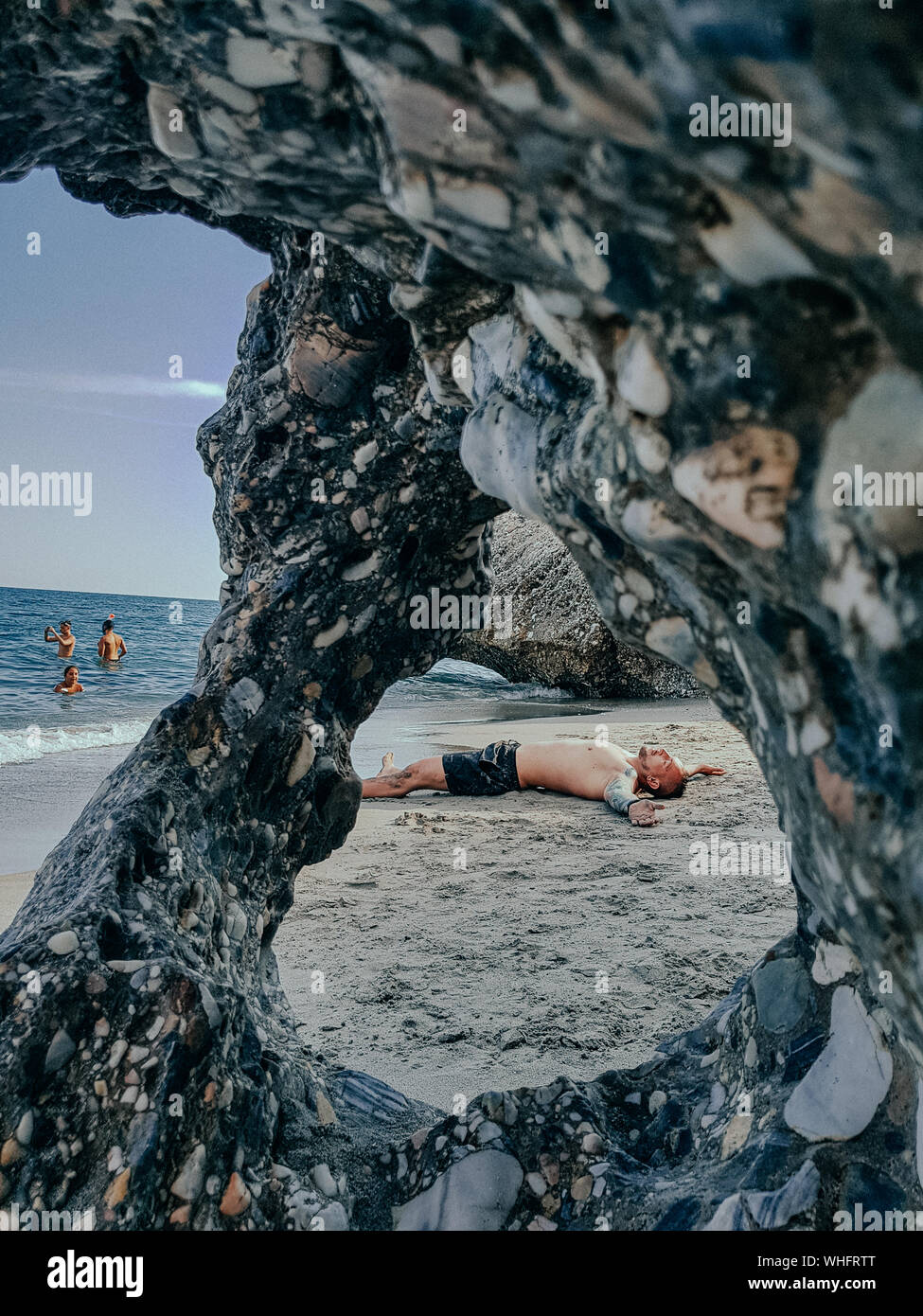 Entspannende Mann am Strand Stockfoto