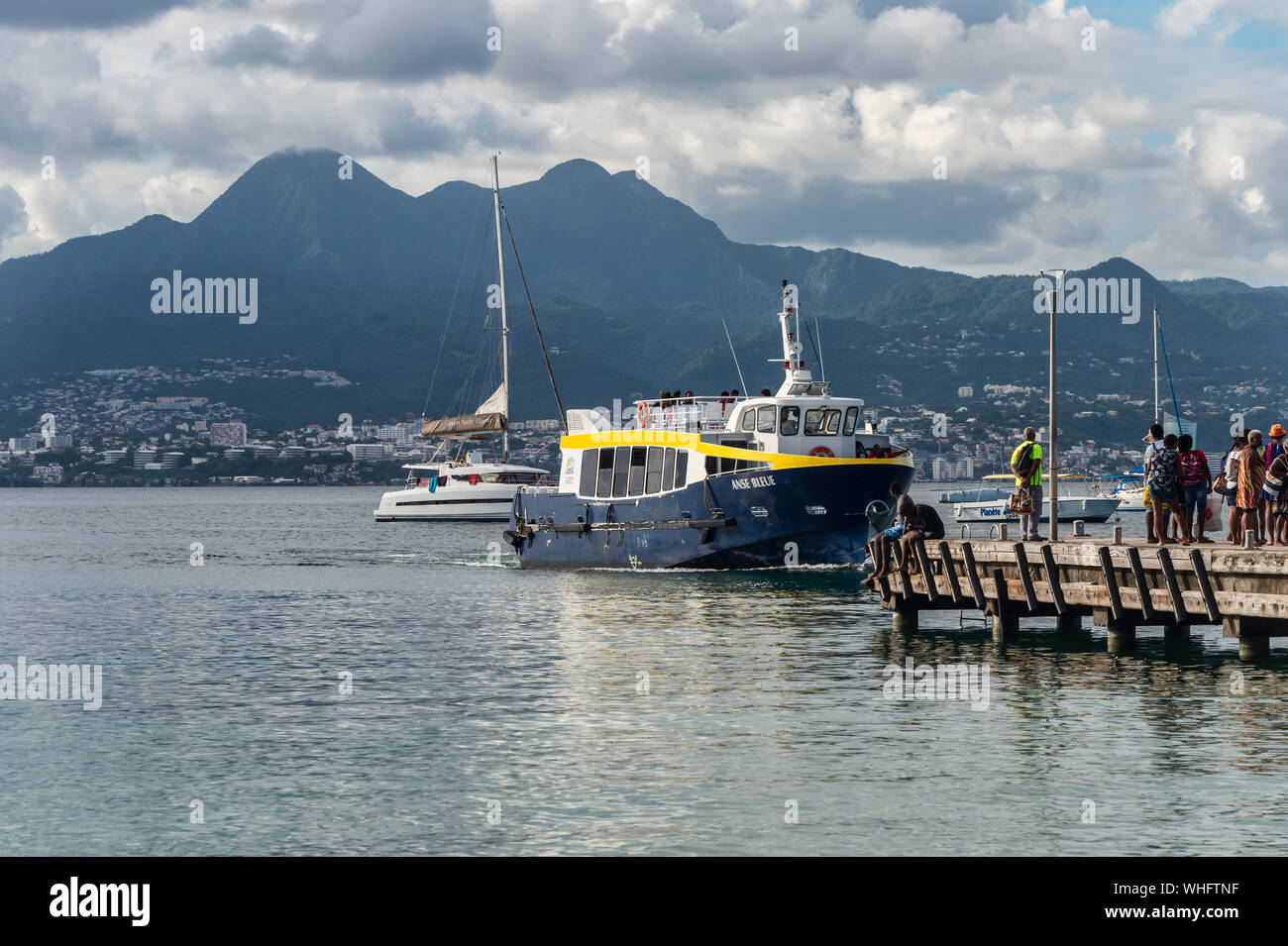 Anse-à-l'âne, Martinique, Frankreich - 21 August 2019: Shuttle Boot nach Anse-à-l'âne, mit Montagne Pelée Vulkan im Hintergrund. Stockfoto