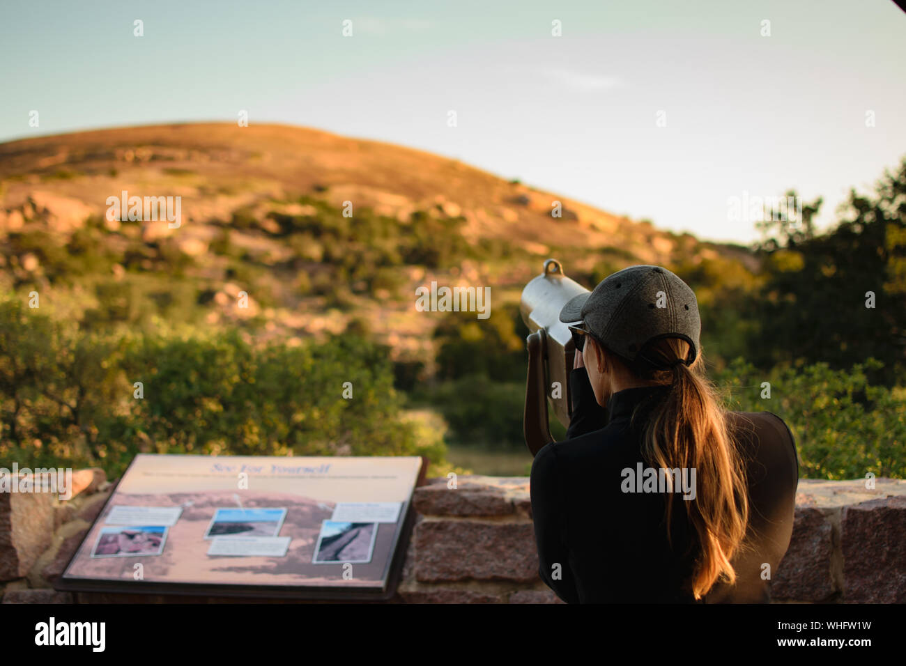 Frau Suchen Münze Teleskop auf eine Beobachtung Schreibtisch betrieben Stockfoto