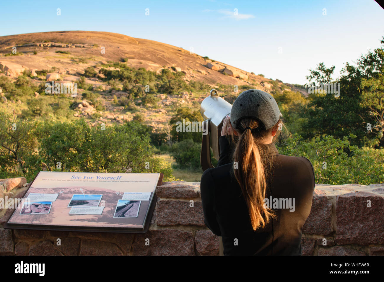 Frau Suchen Münze Teleskop auf eine Beobachtung Schreibtisch betrieben Stockfoto