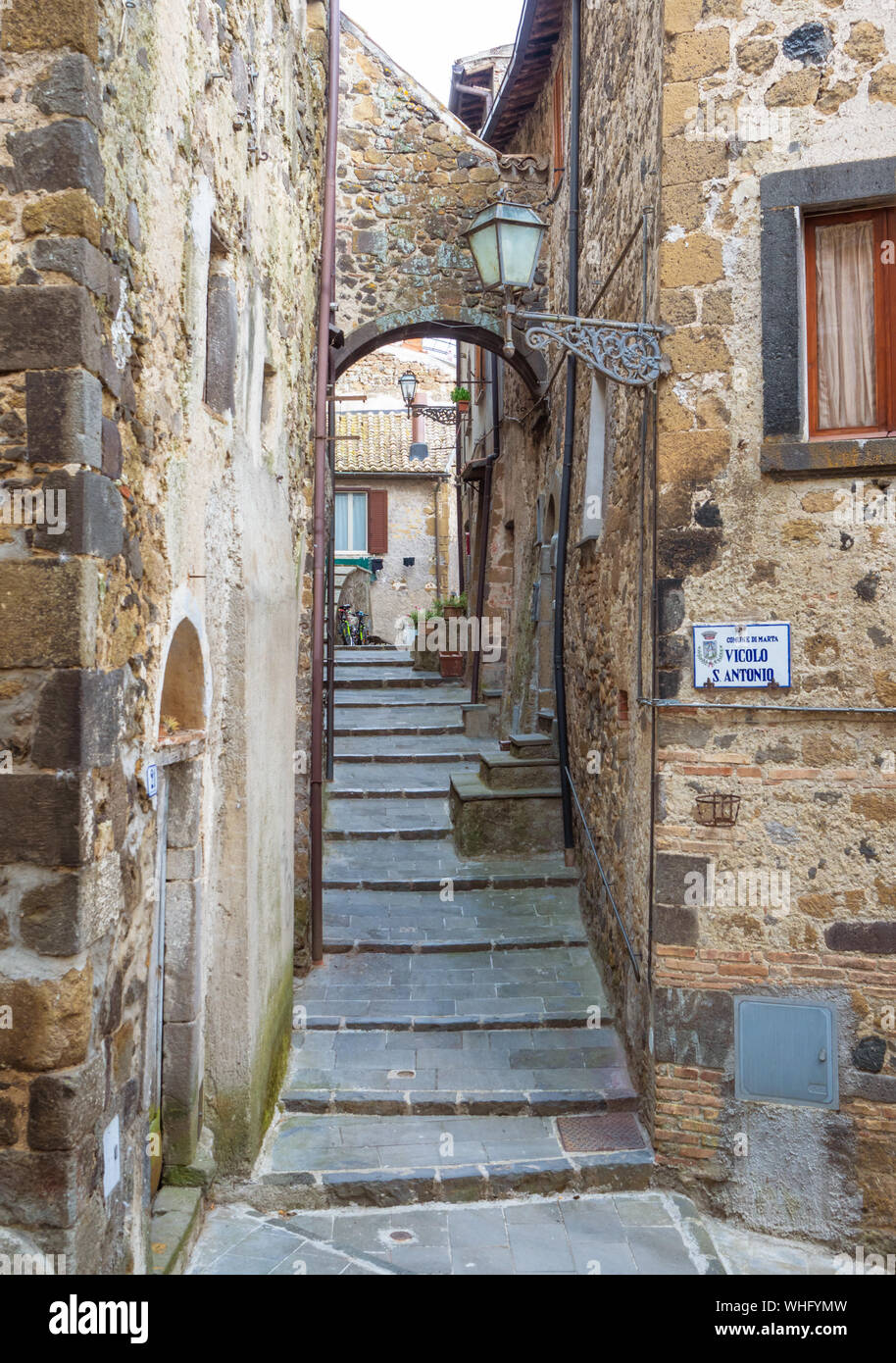 Marta (Italien) - Eine kleine mittelalterliche Stadt am Bolsena See mit suggestiven Bürgersteig und Wasser vor; der Provinz Viterbo, Region Latium Stockfoto Marta (Italien) - Eine kleine mittelalterliche Stadt am Bolsena See mit suggestiven Bürgersteig und Wasser vor; der Provinz Viterbo, Region Latium Stockfoto