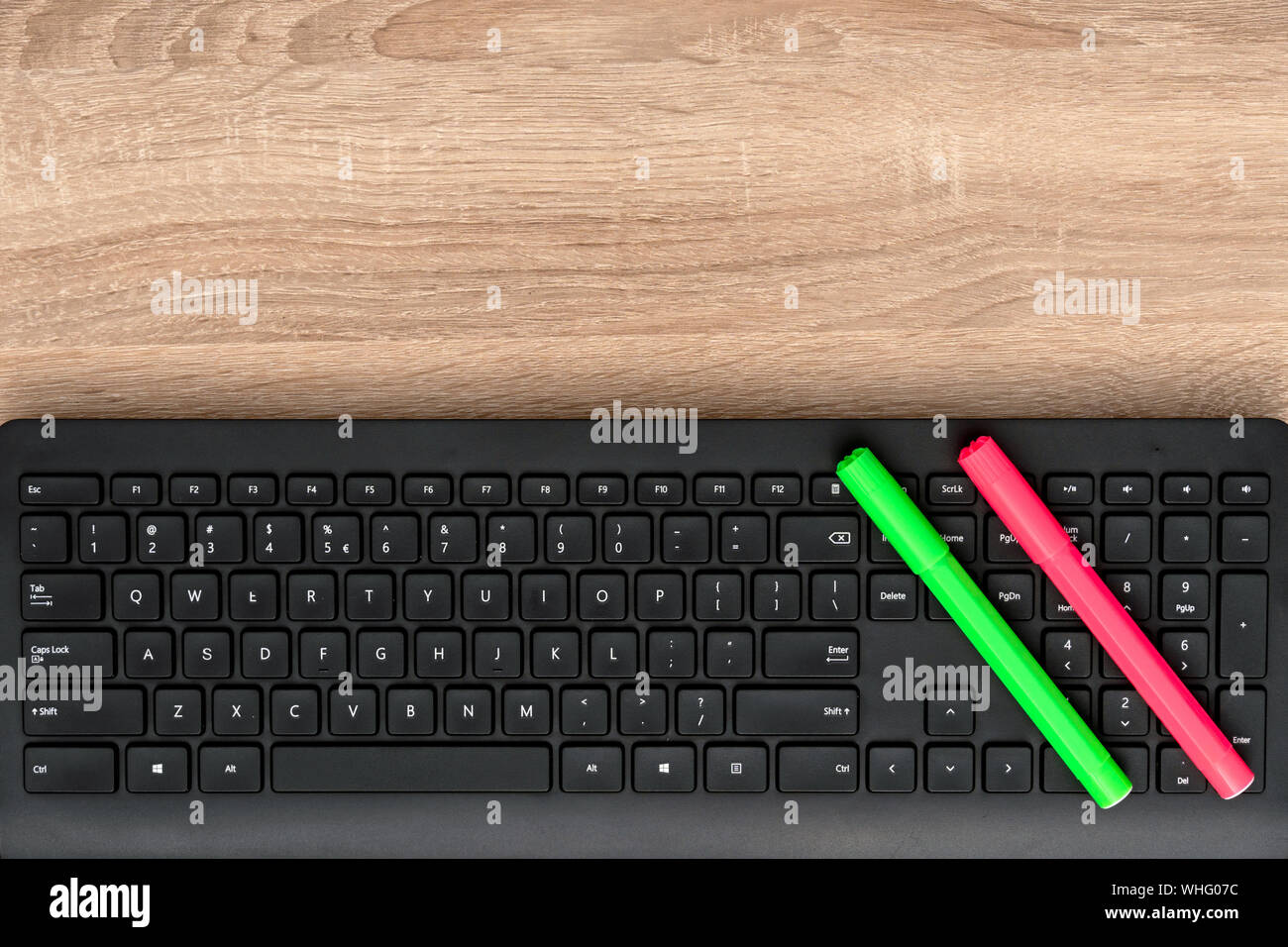 Nahaufnahme der farbige Stifte auf Tastatur, schwarz Stockfoto