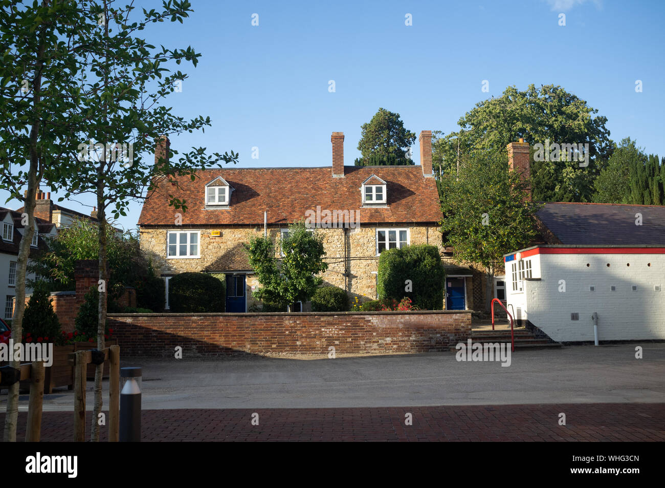 Alte Gebäude im traditionellen Stil auf der Hunter Street, dem Campus der Buckingham University, Buckingham, Buckinghamshire, Großbritannien Stockfoto