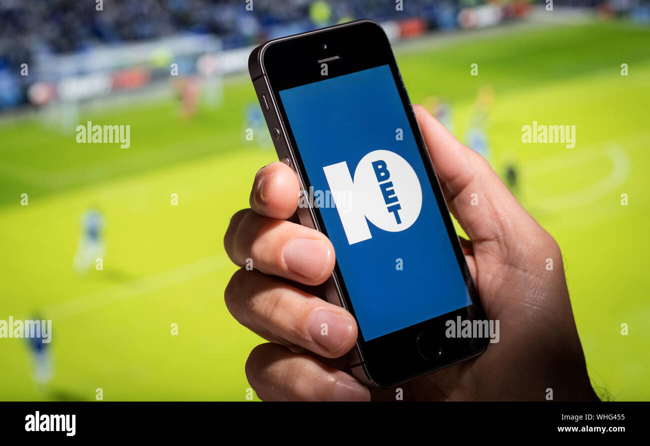 Ein Mann auf der Suche Am 10 Wette app-Webseite, während gerade der Fußball Stockfoto