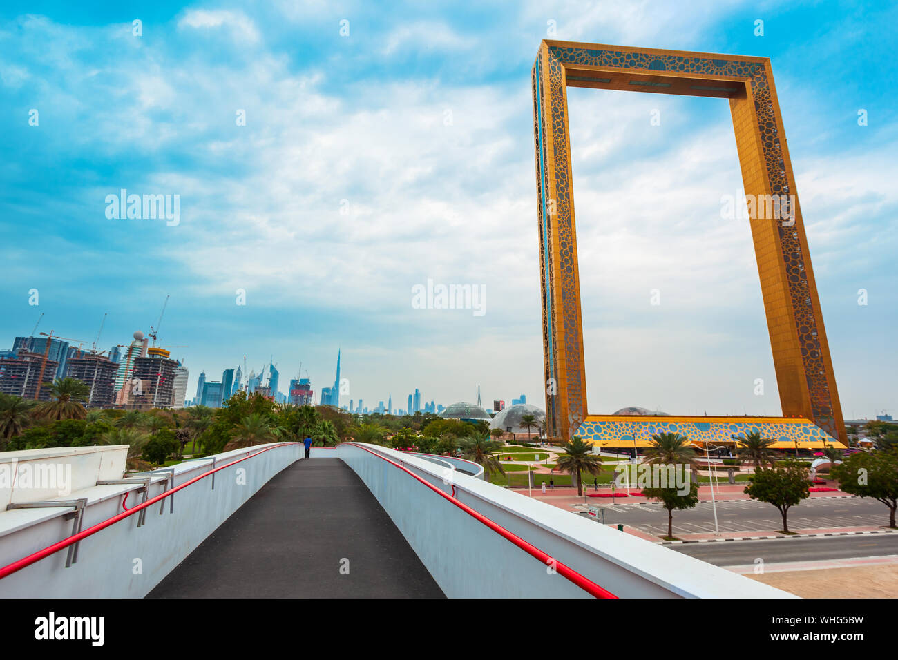 DUBAI, VAE - 27. FEBRUAR 2019: Dubai Frame ist ein architektonisches Wahrzeichen in der Zabeel Park in der Stadt Dubai in den Vereinigten Arabischen Emiraten entfernt Stockfoto
