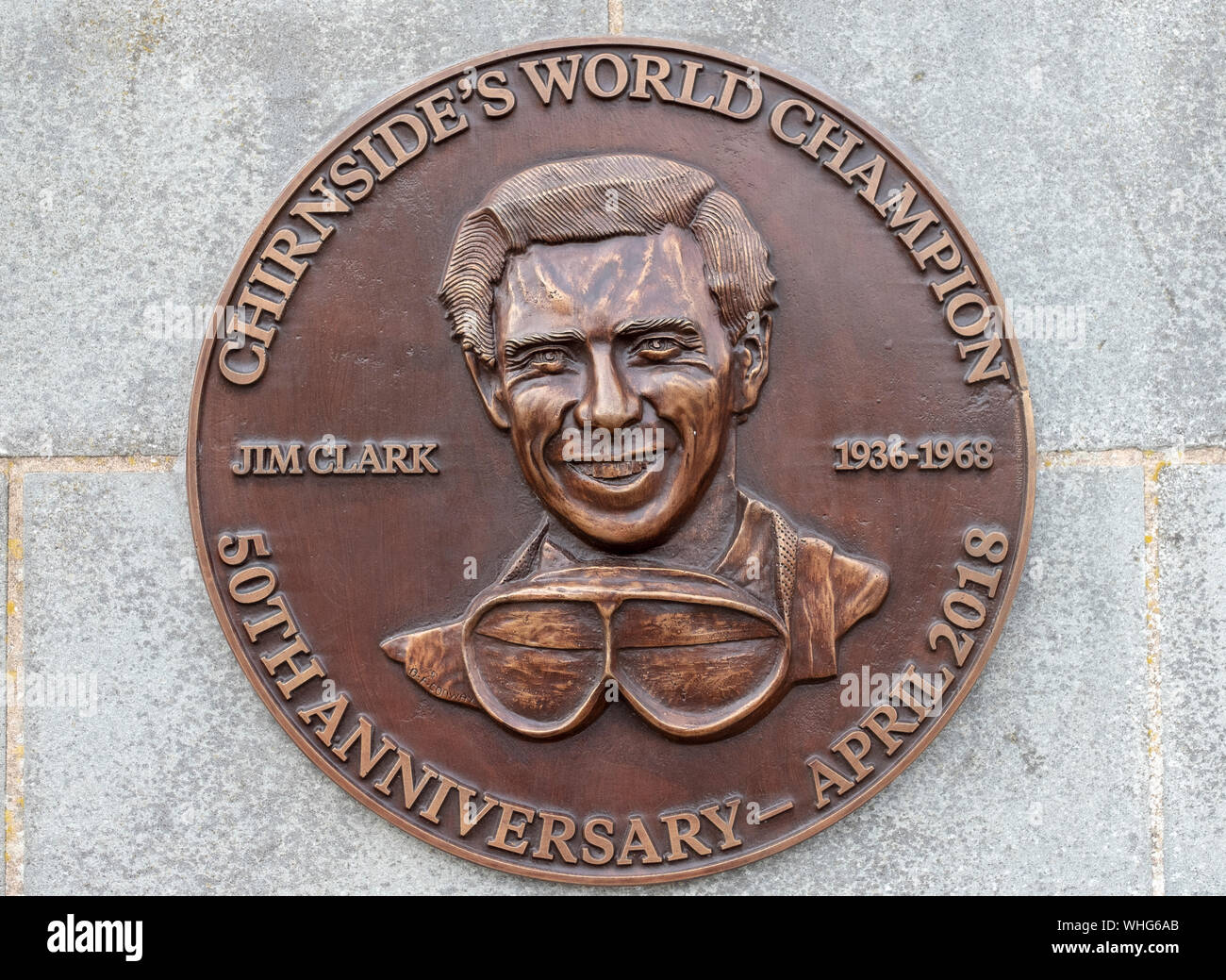 Bronzetafel zur Erinnerung an die Formel 1 Rennsport Weltmeister Jim Clark in den Berwickshire Dorf Chirnside. Stockfoto