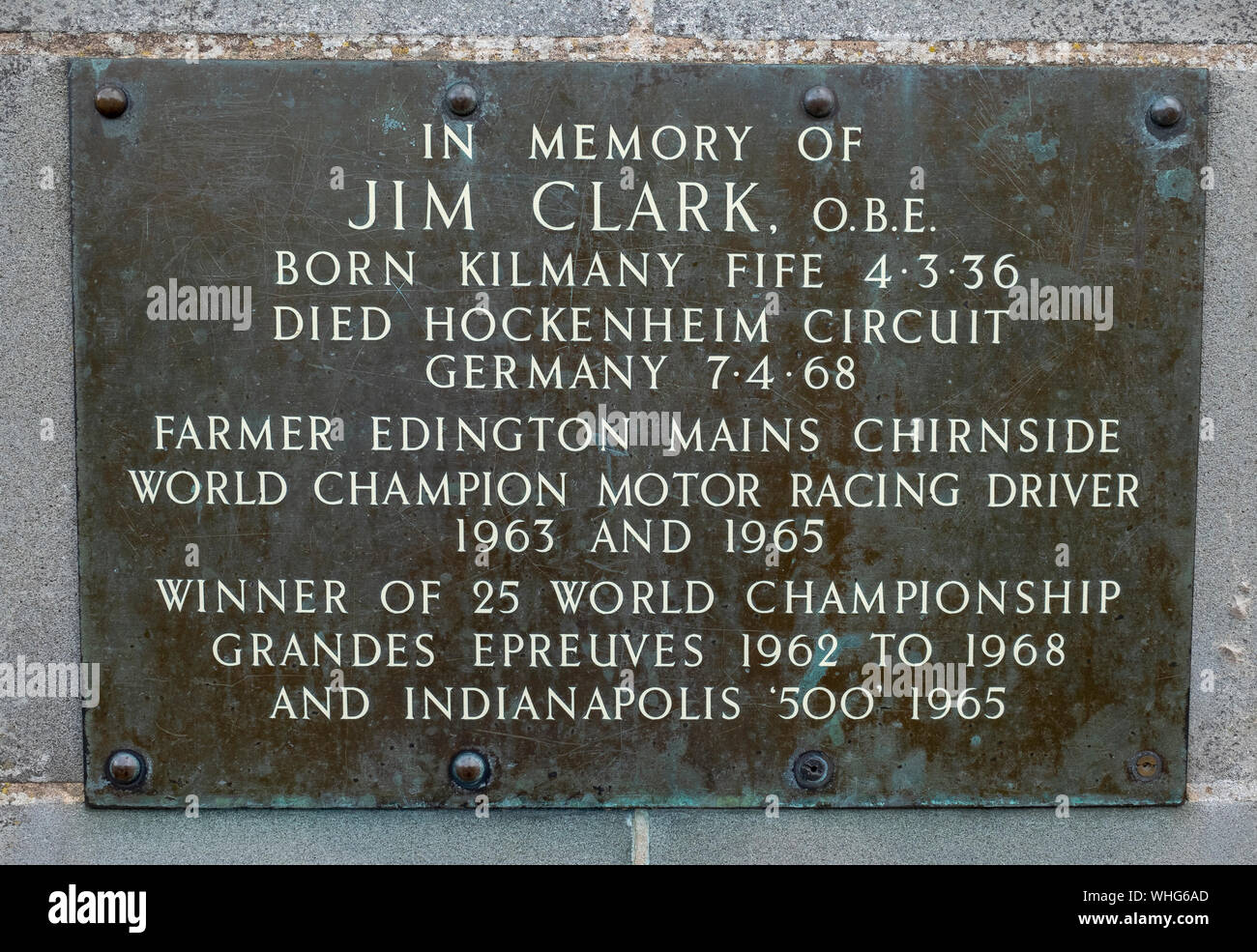 Bronzetafel zur Erinnerung an die Formel 1 Rennsport Weltmeister Jim Clark in den Berwickshire Dorf Chirnside. Stockfoto