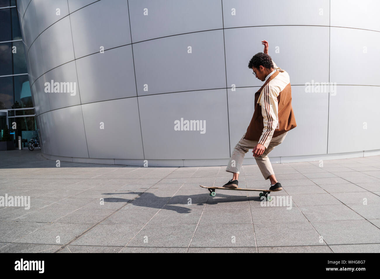 Afro-amerikanischer Skateboarder macht Stunt im Sommer Tag Stockfoto