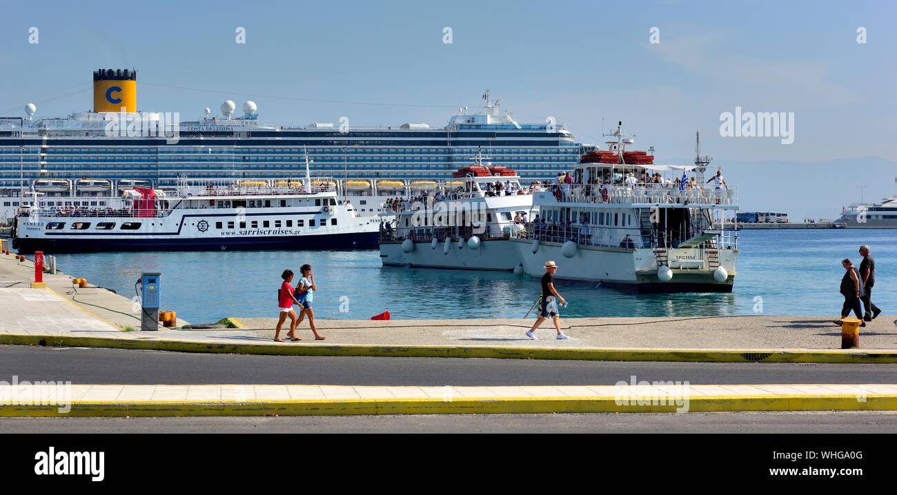 Ausflugsboote im neuen Hafen von Korfu, Korfu, Korfu, Kerkira, Griechenland, Ionische Inseln, Griechenland Stockfoto