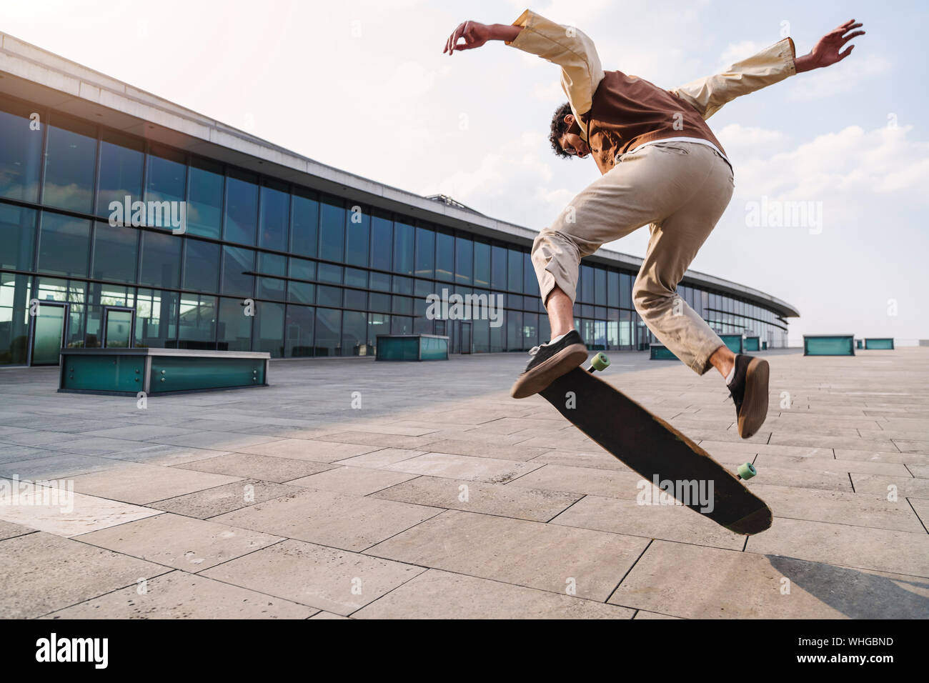 Afro Skateboarder, Trick, Springen hoch in der Luft Stockfoto