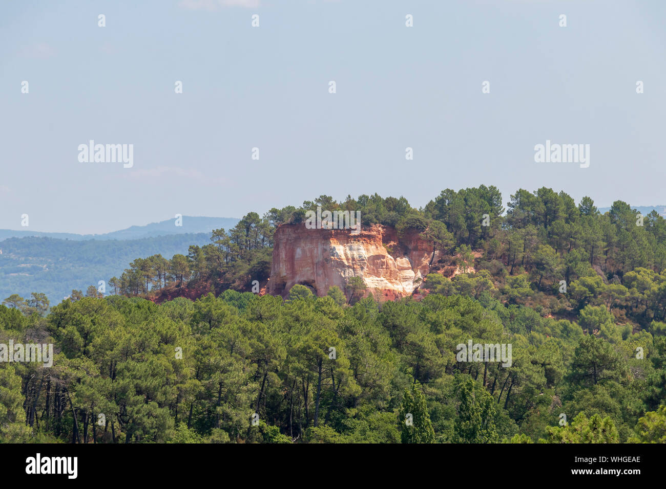 Ocker Trail im Roussillon, Sentier des Ocres, Wanderweg in einer natürlichen bunte Fläche von roten und gelben Felsen in ein stillgelegtes Ocker pigment Steinbruch surrou Stockfoto