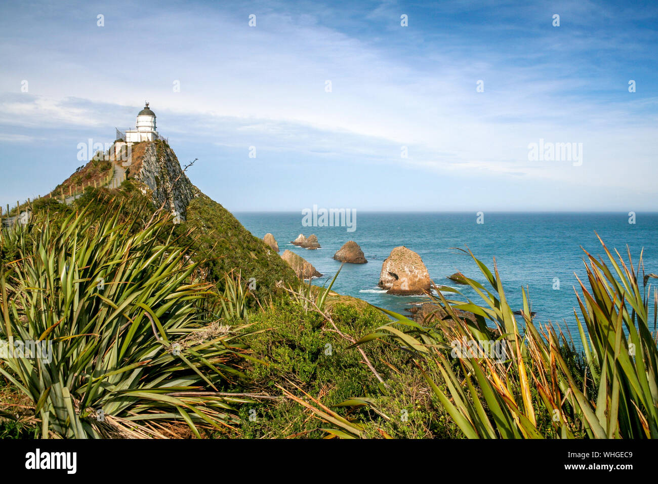 Blick auf die Nugget Point Lighthouse und Pazifik von South Island, Neuseeland Stockfoto
