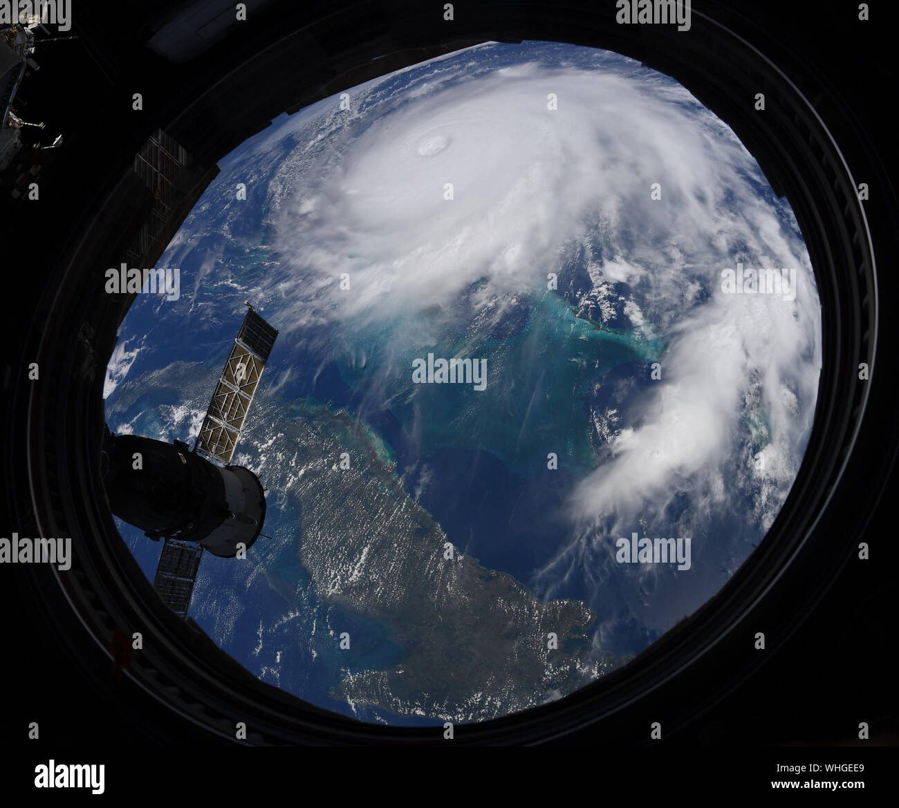 Space Station. 02 Sep, 2019. NASA-Astronaut Christian Koch riss dieses Bild von Hurrikan Dorian von der Internationalen Raumstation während einer Überführung am 2. September 2019. Ab 2:00 Uhr EST, maximal unterstützte Winde in der Nähe von 150 mph (240 km/h), Dorian ein extrem gefährlichen Hurrikan der Kategorie 4 auf der Saffir-Simpson-Skala Wind. Obwohl die allmähliche Abschwächung prognostiziert wird, Dorian wird erwartet, einen mächtigen Hurrikans in den nächsten Tagen bleiben. Credit: NASA/UPI UPI/Alamy leben Nachrichten Stockfoto