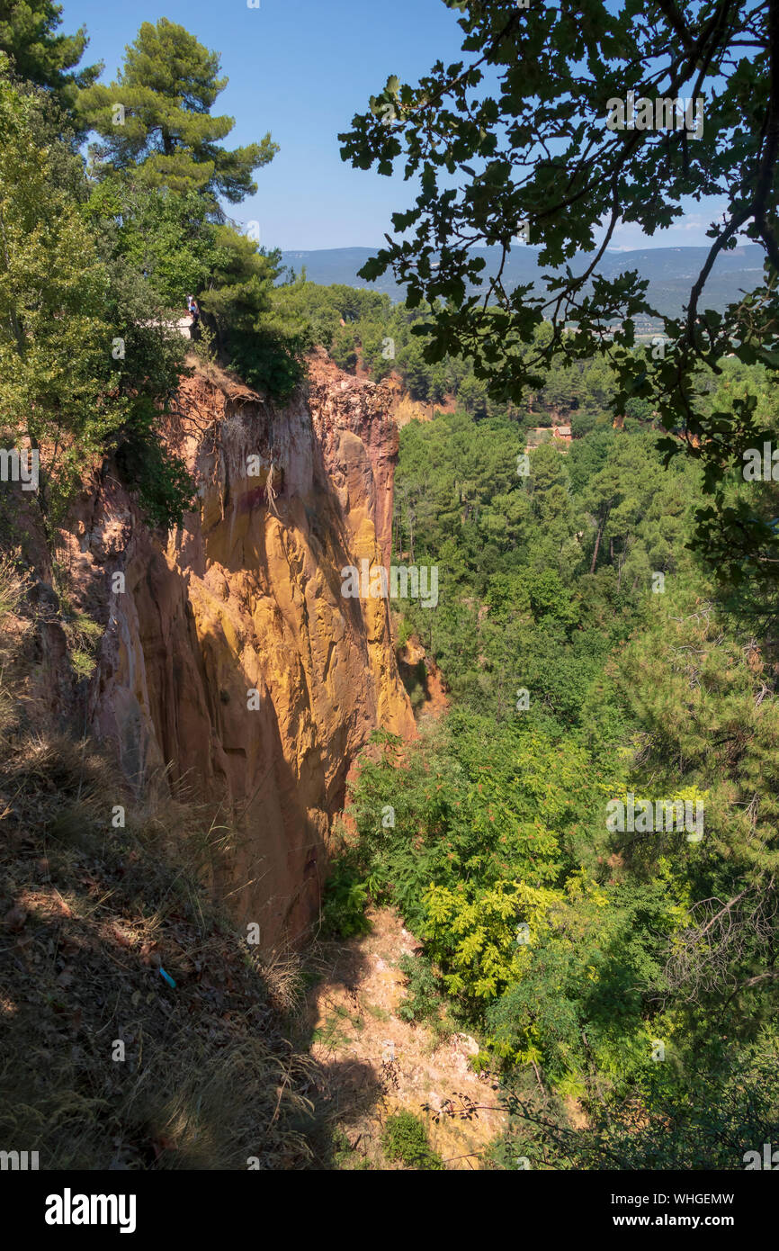 Ocker Trail im Roussillon, Sentier des Ocres, Wanderweg in einer natürlichen bunte Fläche von roten und gelben Felsen in ein stillgelegtes Ocker pigment Steinbruch surrou Stockfoto