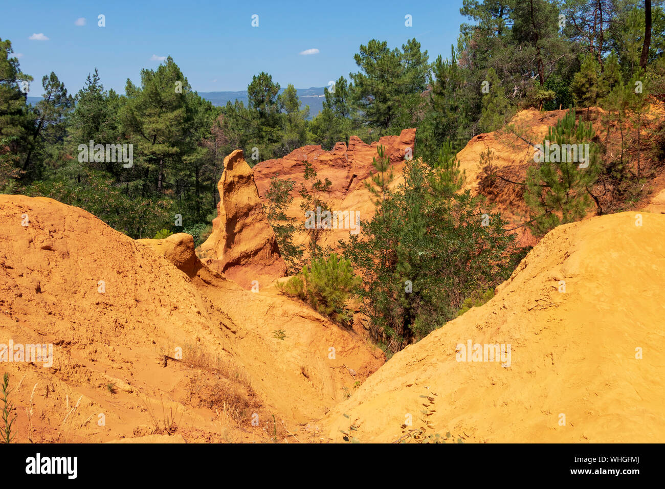 Ocker Trail im Roussillon, Sentier des Ocres, Wanderweg in einer natürlichen bunte Fläche von roten und gelben Felsen in ein stillgelegtes Ocker pigment Steinbruch surrou Stockfoto