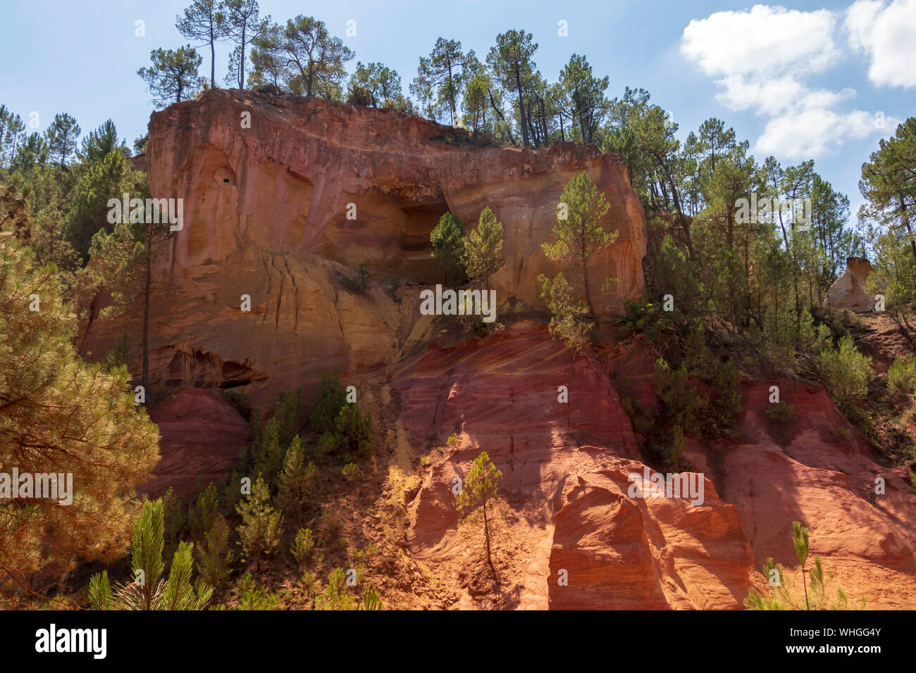 Ocker Trail im Roussillon, Sentier des Ocres, Wanderweg in einer natürlichen bunte Fläche von roten und gelben Felsen in ein stillgelegtes Ocker pigment Steinbruch surrou Stockfoto