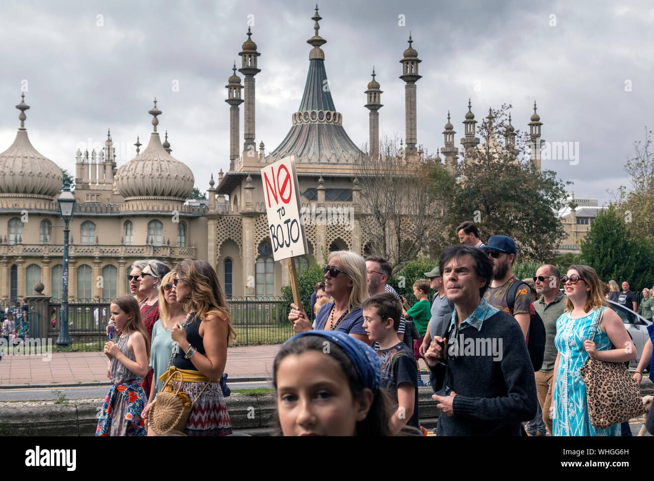 Demonstranten vorbei Brighton Pavillon in anti coup Protestmarsch Stockfoto