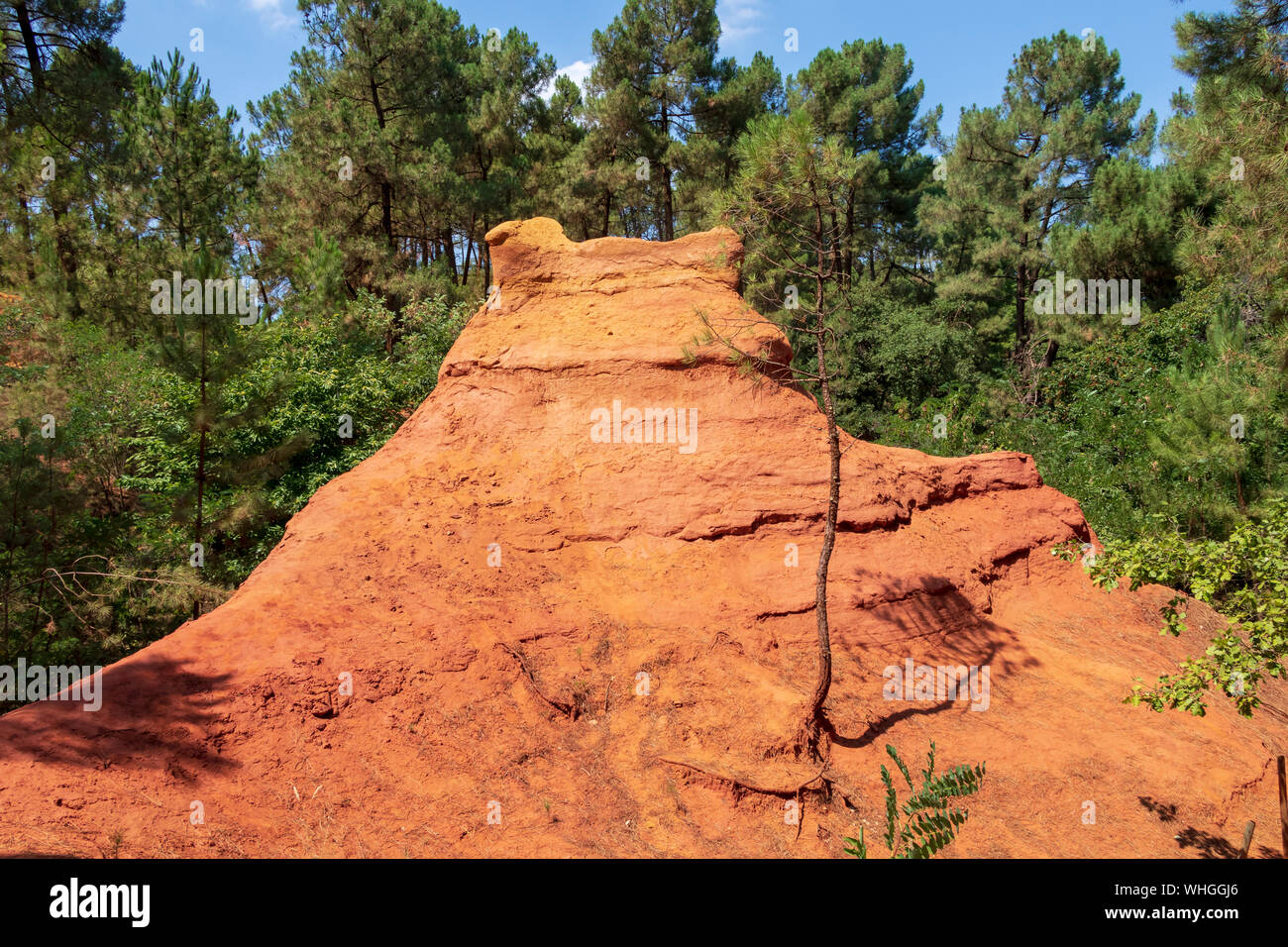 Ocker Trail im Roussillon, Sentier des Ocres, Wanderweg in einer natürlichen bunte Fläche von roten und gelben Felsen in ein stillgelegtes Ocker pigment Steinbruch surrou Stockfoto