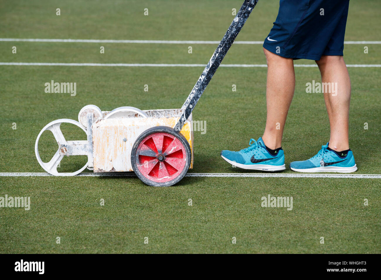 Boden - Personal Kennzeichnung Tennisplatz Linien an Aegon International 2017 - Eastbourne - England. Montag, 26, Juni. Foto: Nick Walker/Sport Bild Stockfoto