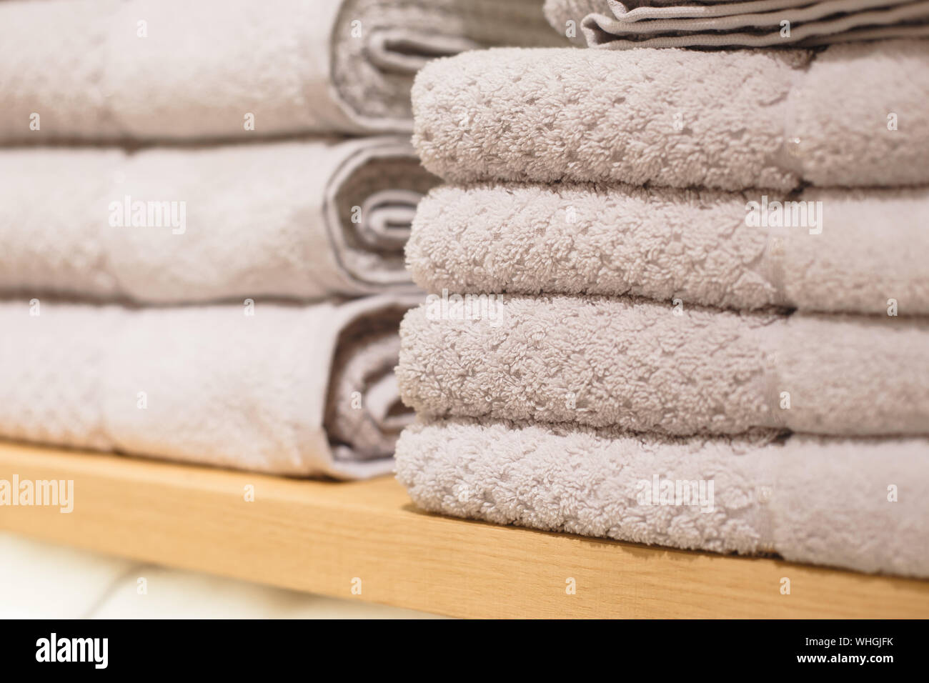 Regale mit Handtüchern Stapel im Shop. Hygge oder einem anderen skandinavischen Stil. Stockfoto