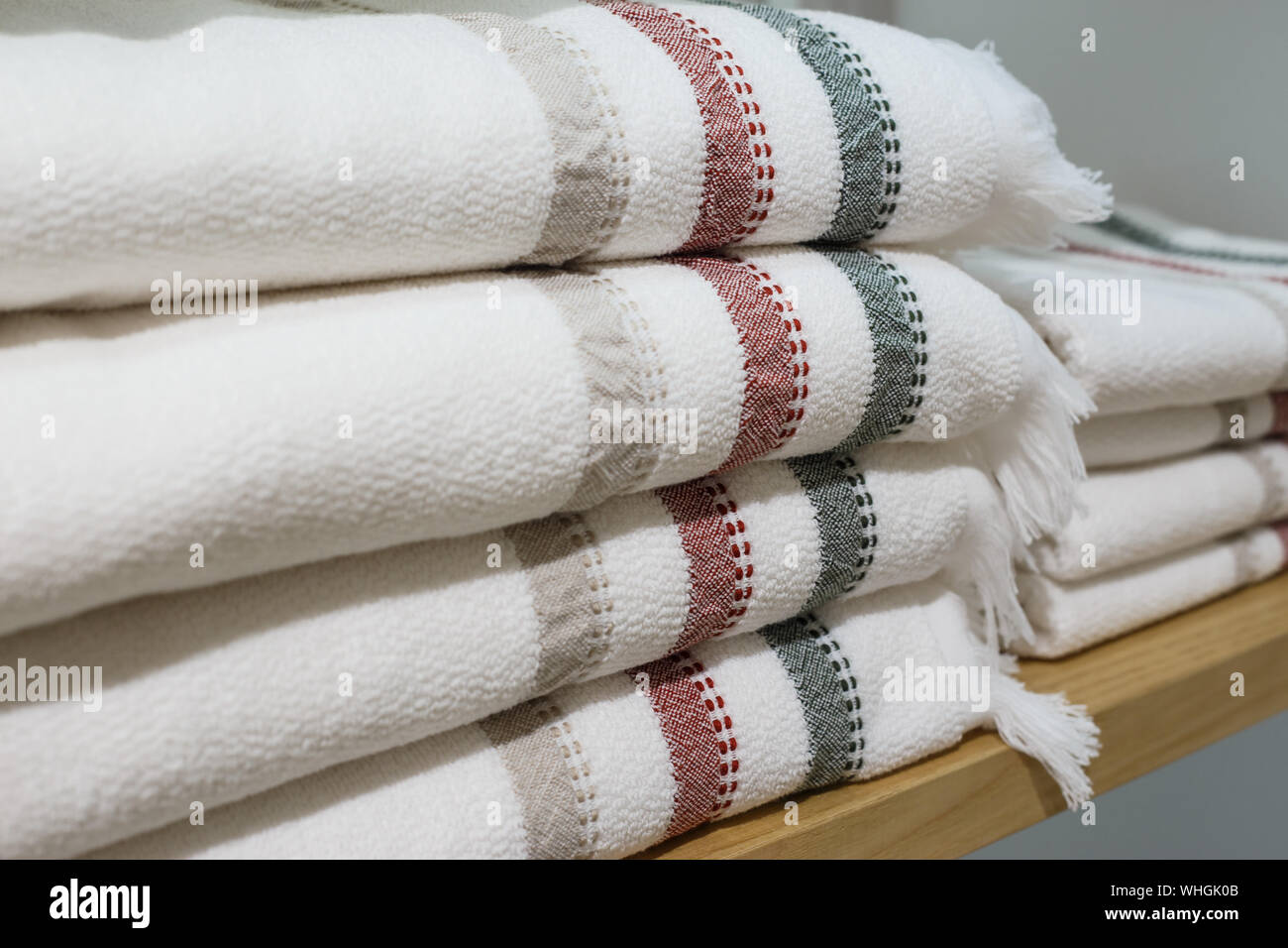 Regale mit Handtüchern Stapel im Shop. Hygge oder einem anderen skandinavischen Stil. Stockfoto