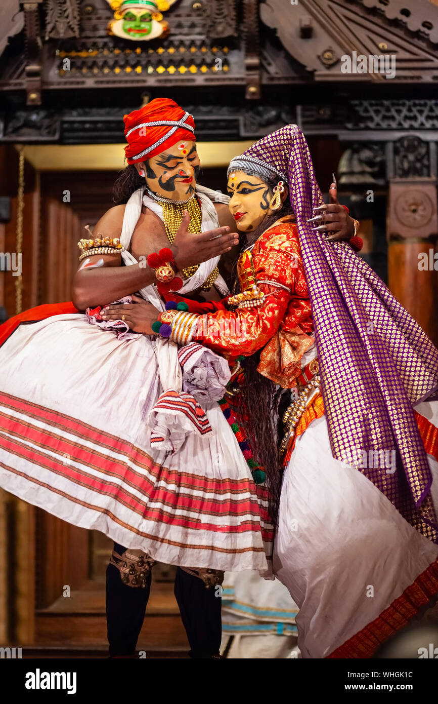 COCHIN, Indien - 14. MÄRZ 2012: Kathakali Tanz Show in Cochin Kulturzentrum in Indien. Kathakali ist eine der wichtigsten Formen der klassischen indischen Tanz. Stockfoto