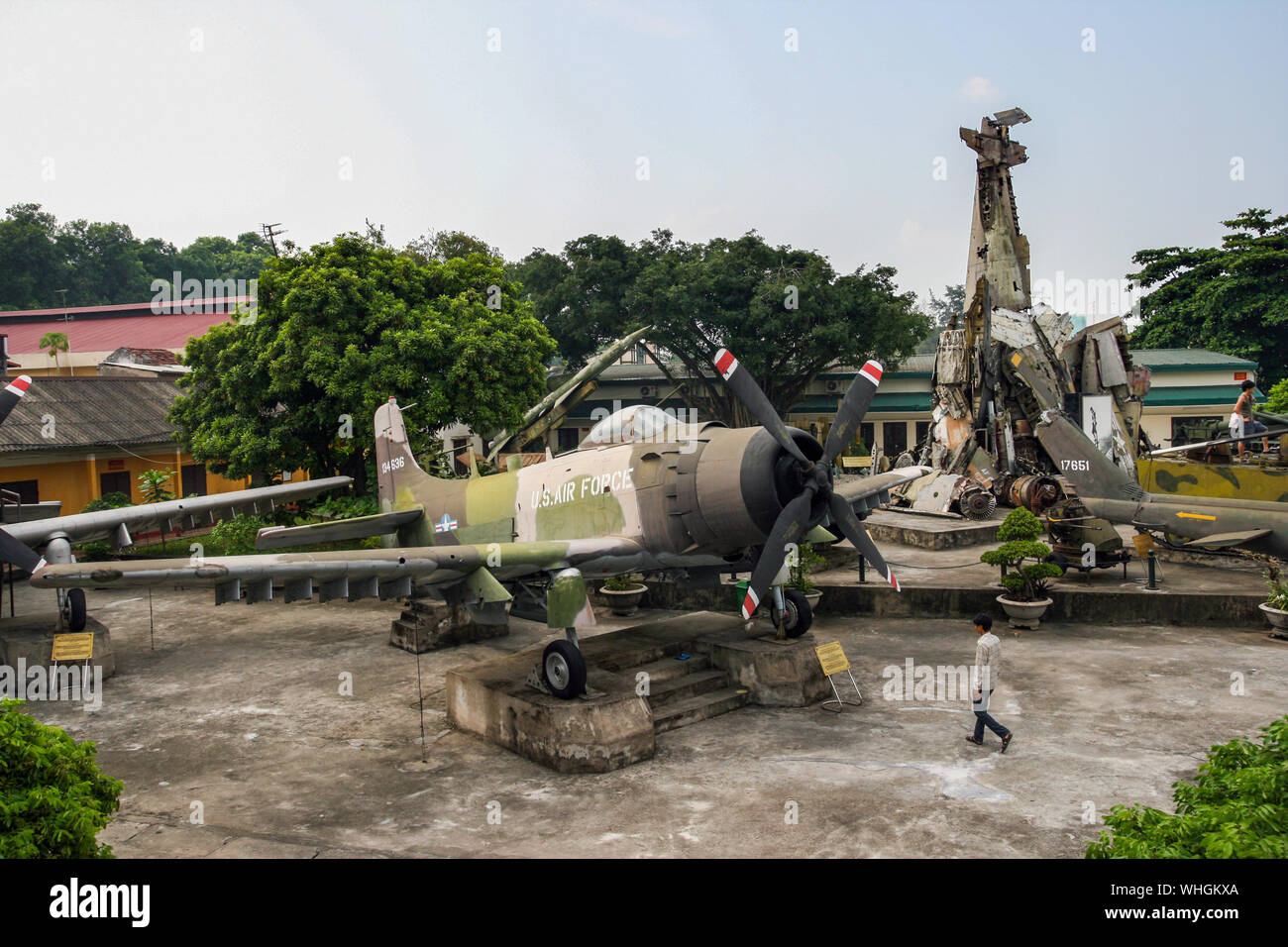 HANOI, VIETNAM - Sep 2, 2009: Amerikanische A-1 Skyhawker bomber Flugzeug in Hanoi War Museum bewahrt, dahinter ein Stapel der amerikanischen Flugzeuge abgeschossen. Stockfoto